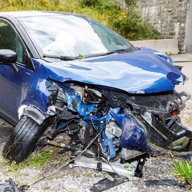 Das schwer beschädigte Unfallauto.