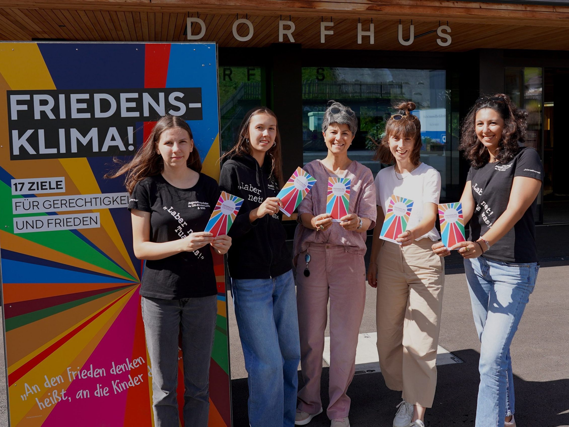 Die Jugendbotschafterinnen für UN-Kinderrechte Jolanda Hofer sowie Malina Fox, Klaudia Fischer (Raiffeisenbank Lech), Angelika Maier (LechZürs Tourismus) sowie Jugendbotschafterin Elisha Koch