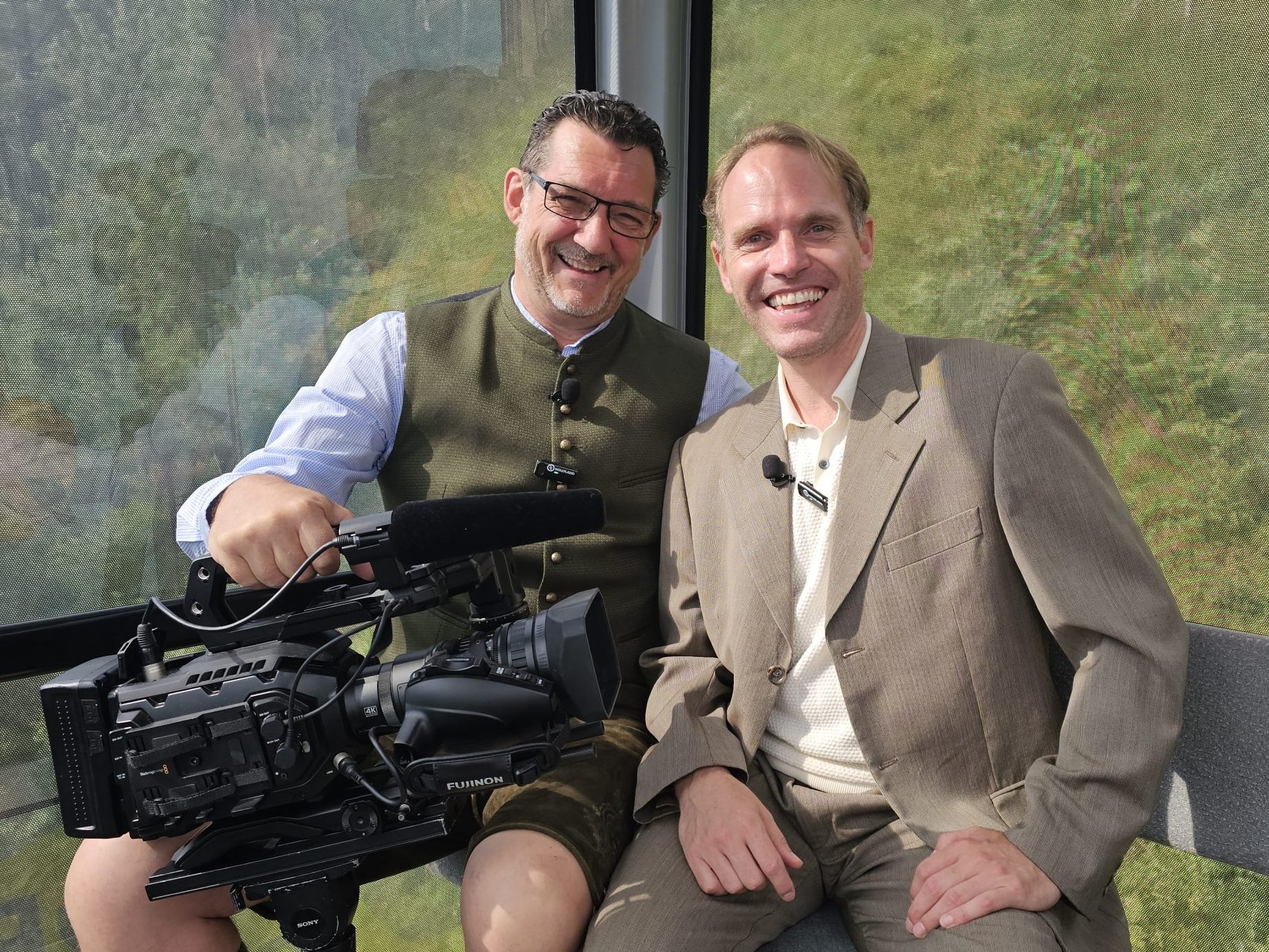 Musicalstar Samuel Tobias Klauser (r.) ist zu Gast in der Fernsehgondel am Muttersberg bei Andreas Seeburger (l.). Musicalstar Samuel Tobias Klauser (r.) ist zu Gast in der Fernsehgondel am Muttersberg bei Andreas Seeburger (l.).