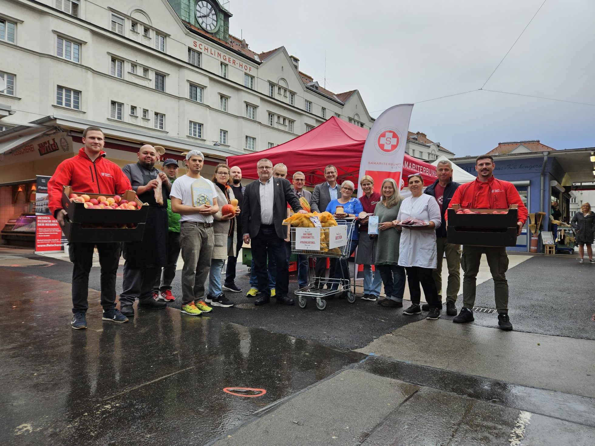 Der Schlingermarkt in Wien unterstützt das „Samariterwagerl“.