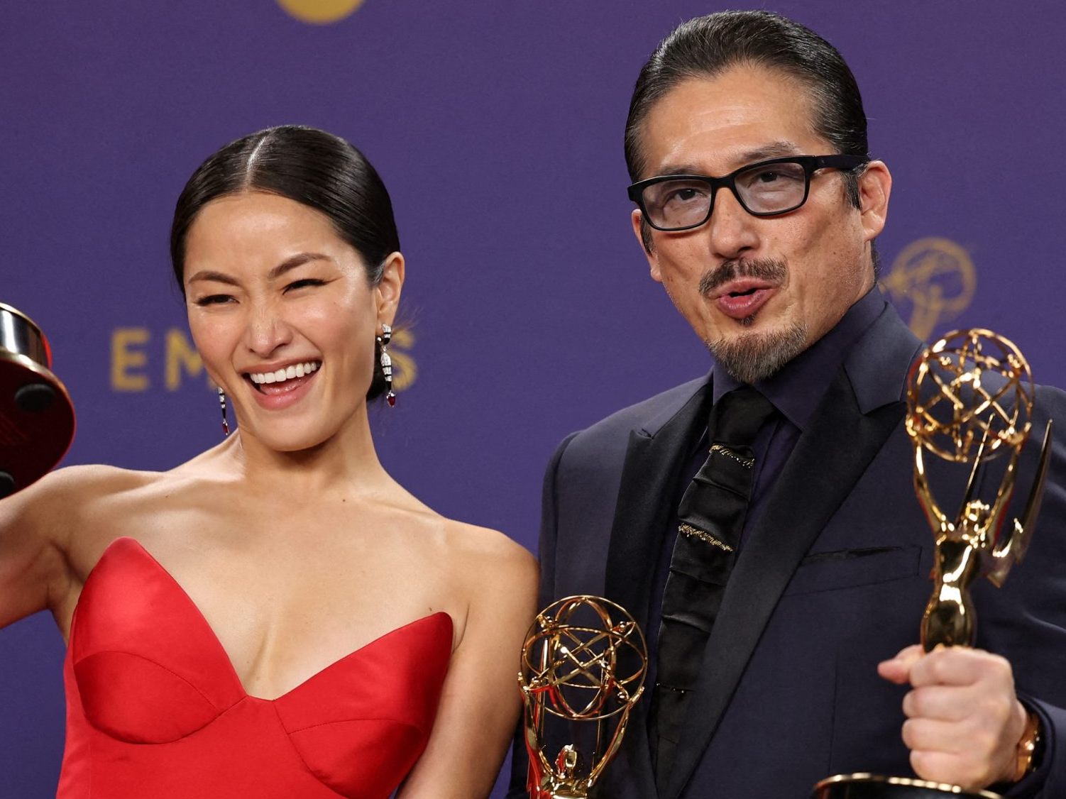 Anna Sawai (l.) und Hiroyuki Sanada (r.) haben für ihre Leistung in "Shogun" die Emmys als beste Hauptdarsteller bekommen.