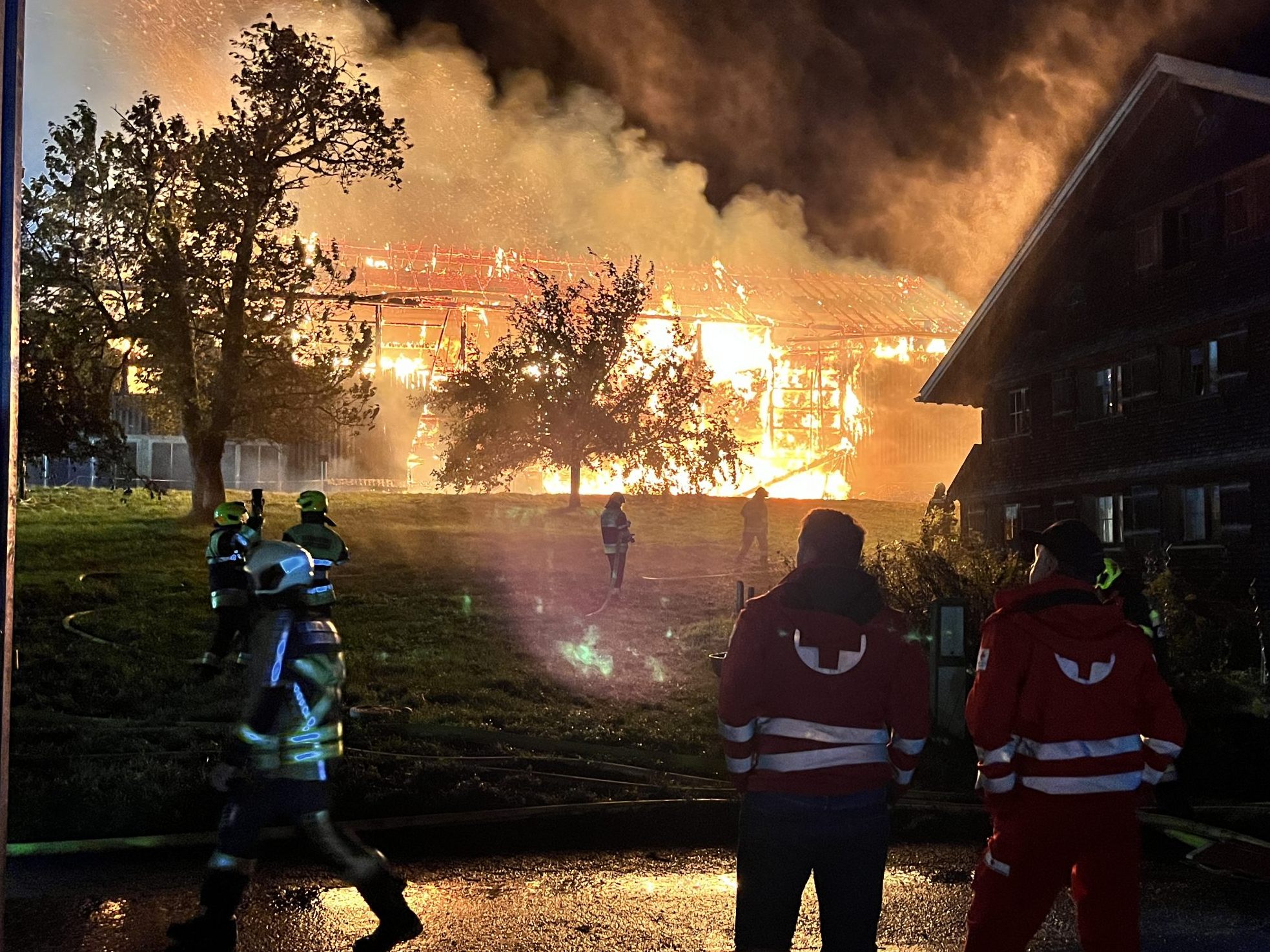 Stallgebäude in Schwarzenberg in Flammen. Stallgebäude in Schwarzenberg in Flammen.