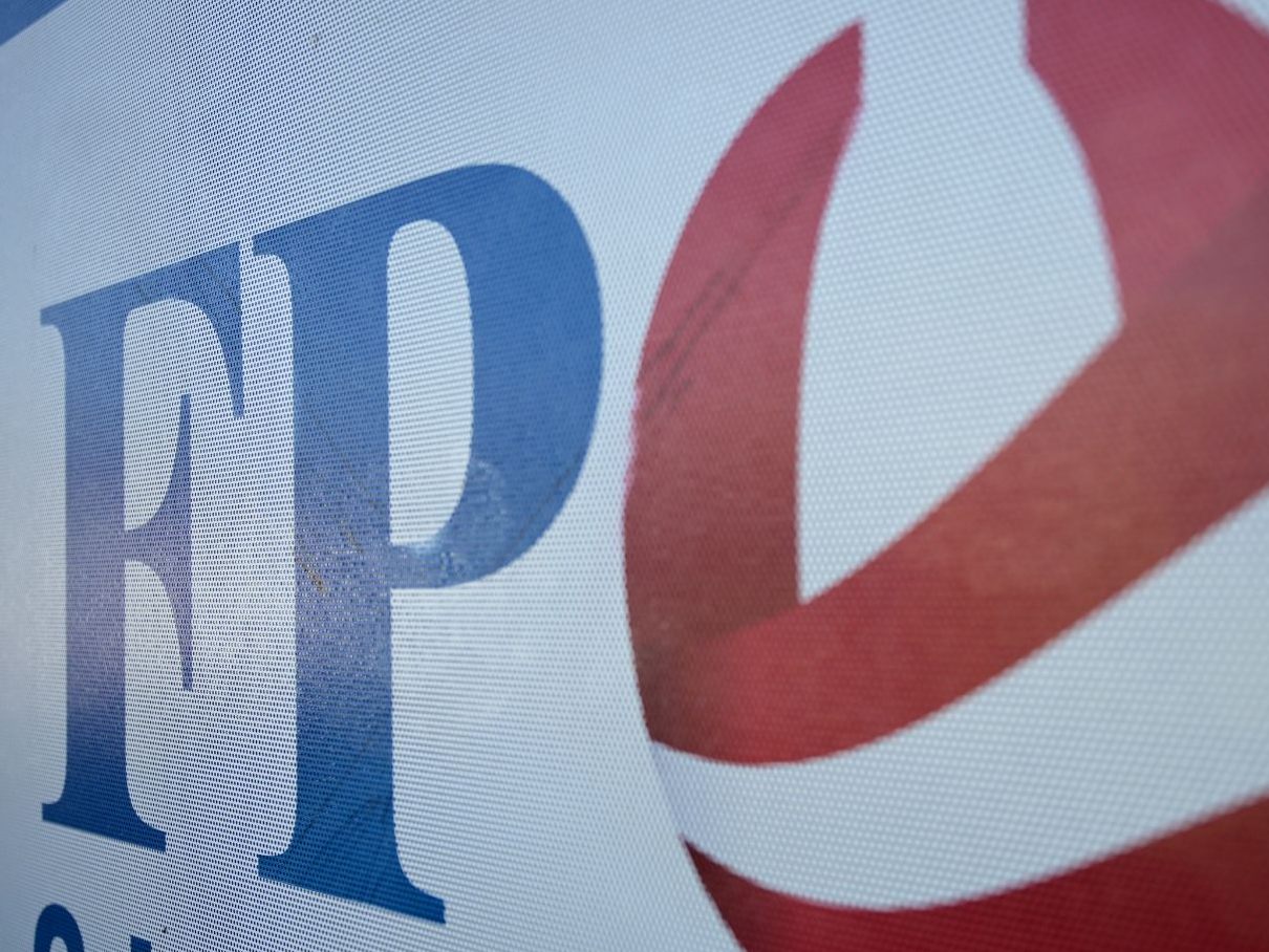 SS-Treuelied bei Begräbnis gesungen. SS-Treuelied bei Begräbnis gesungen.