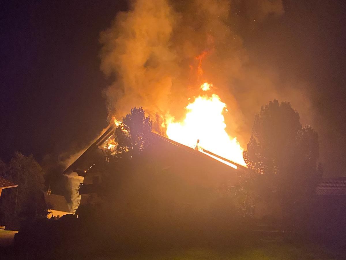 Das Feuer brach aus bisher noch unbekannten Gründen aus.