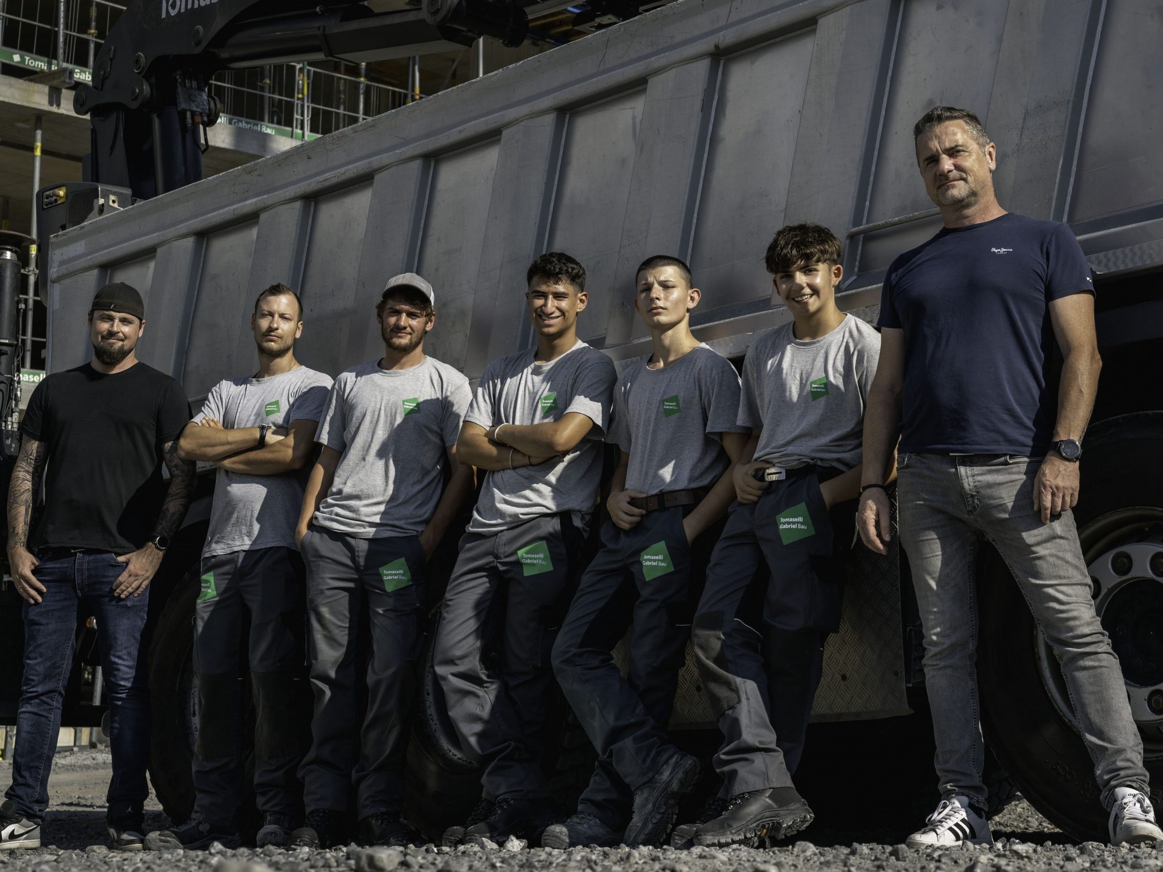 5 Hochbau- und ein Baumaschinentechnik-Lehrling starteten am 2. September bei Tomaselli Gabriel Bau ihre Ausbildung. 5 Hochbau- und ein Baumaschinentechnik-Lehrling starteten am 2. September bei Tomaselli Gabriel Bau ihre Ausbildung.
