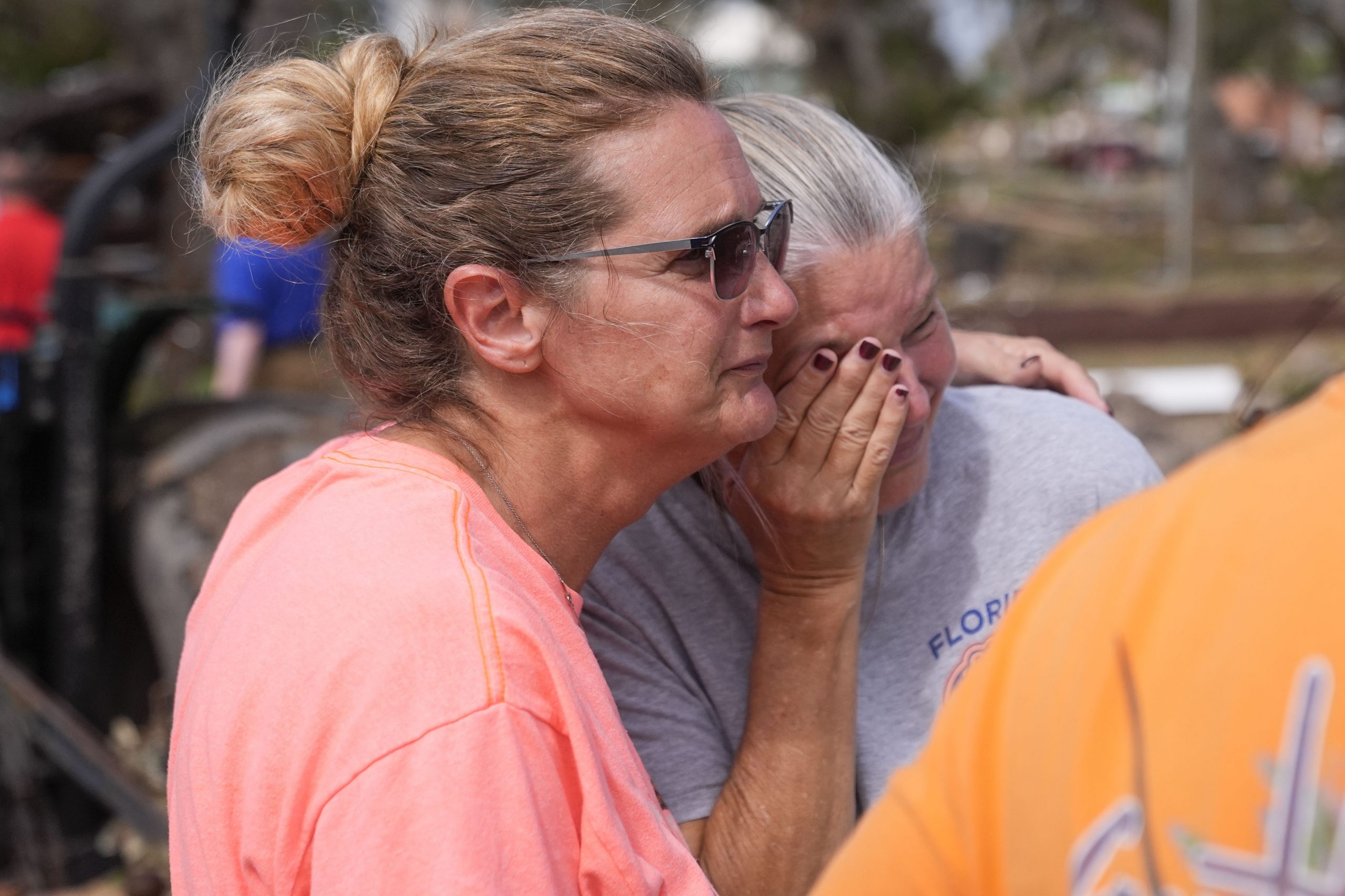 Tammy Bryan, links, umarmt ihre Mitbewohnerin Jennifer Lange mitten in der Zerstörung nach dem Hurrikan Helene.