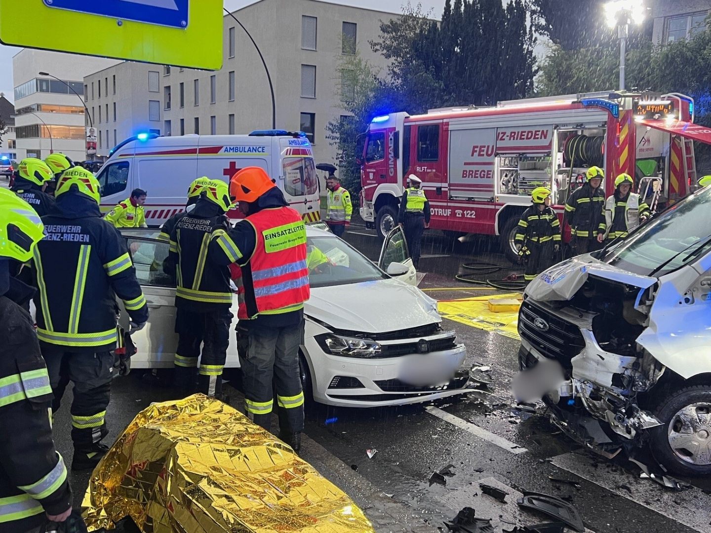 Sperre der Arlbergstraße in Bregenz nach schwerem Verkehrsunfall.