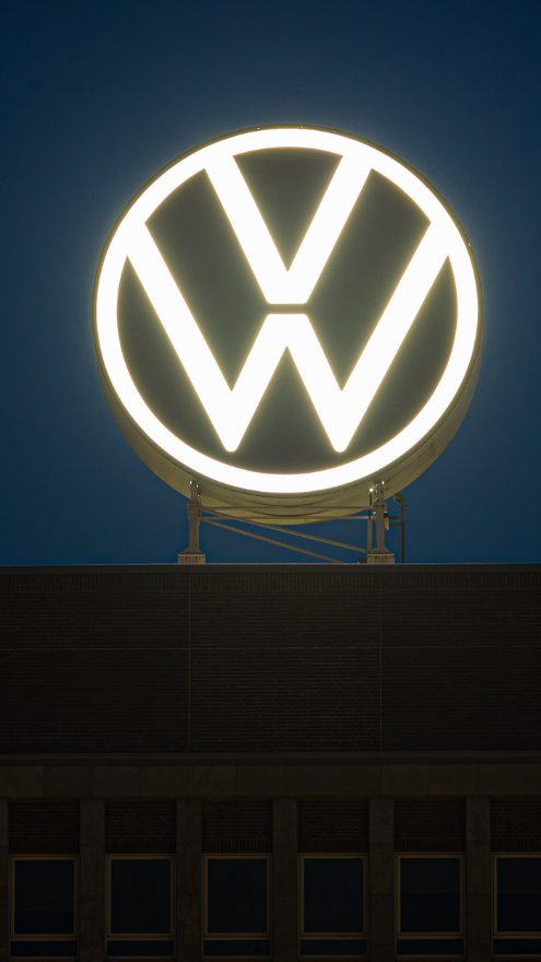 Proteste bei der Betriebsversammlung. Die VW-Spitze verteidigt den angekündigten Sparkurs.