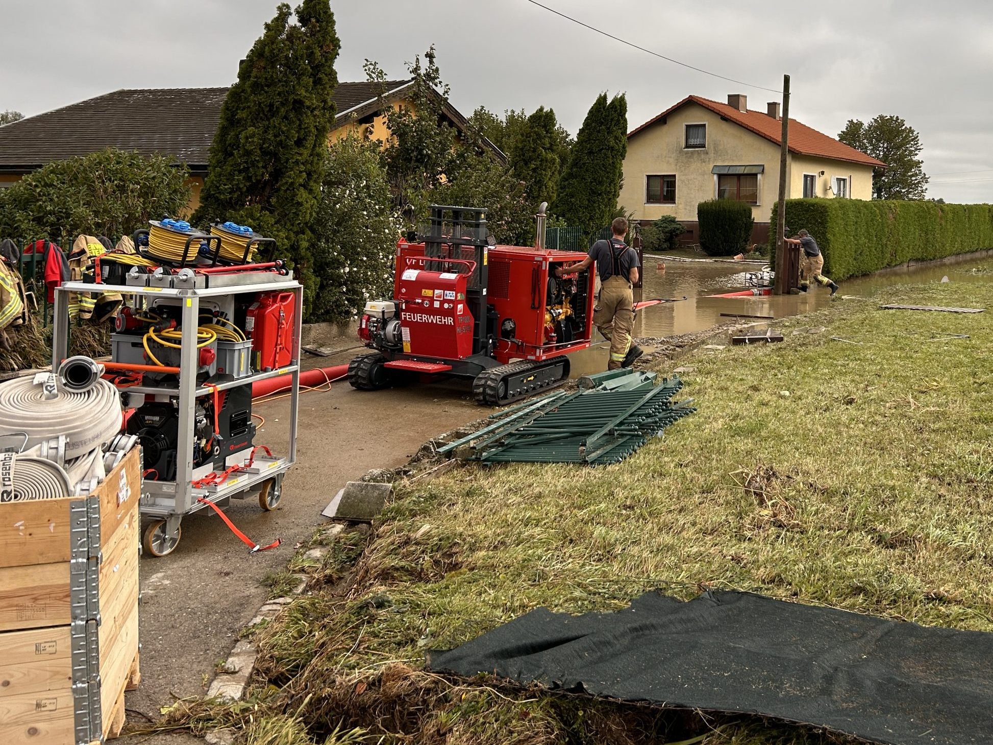 Die Vorarlberger Feuerwehren bei ihrer heldenhaften Mission im Katastrophengebiet. Die Vorarlberger Feuerwehren bei ihrer heldenhaften Mission im Katastrophengebiet.