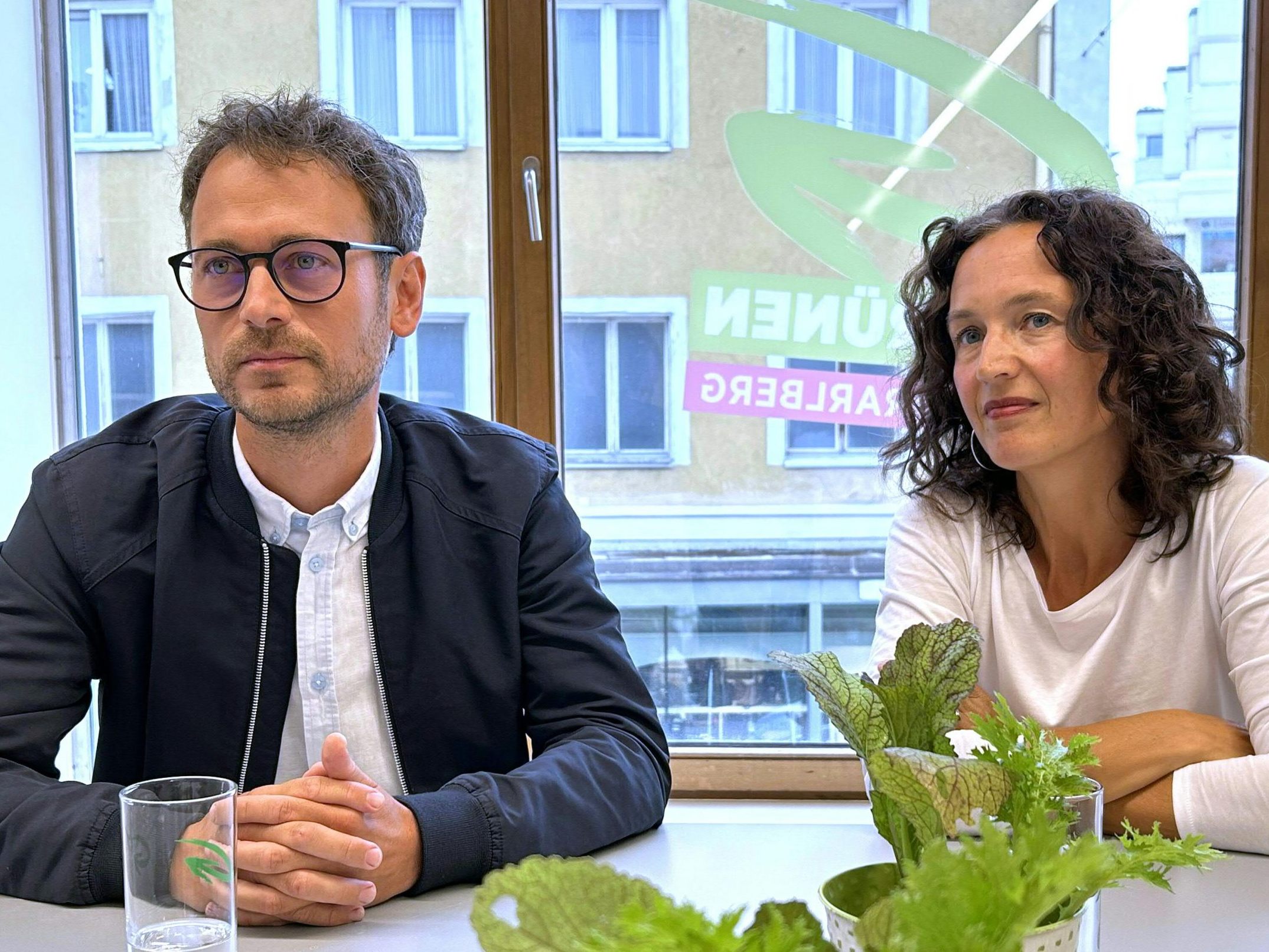 Grünen-Sprecher Daniel Zadra und Eva Hammerer setzen im Wahlkampf auf eine Ringstraßenbahn im Rheintal. Grünen-Sprecher Daniel Zadra und Eva Hammerer setzen im Wahlkampf auf eine Ringstraßenbahn im Rheintal.