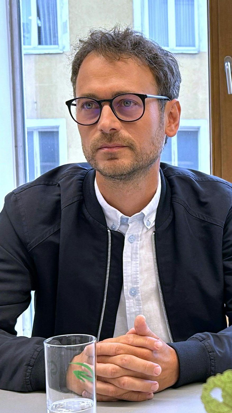 Grünen-Sprecher Daniel Zadra und Eva Hammerer setzen im Wahlkampf auf eine Ringstraßenbahn im Rheintal.