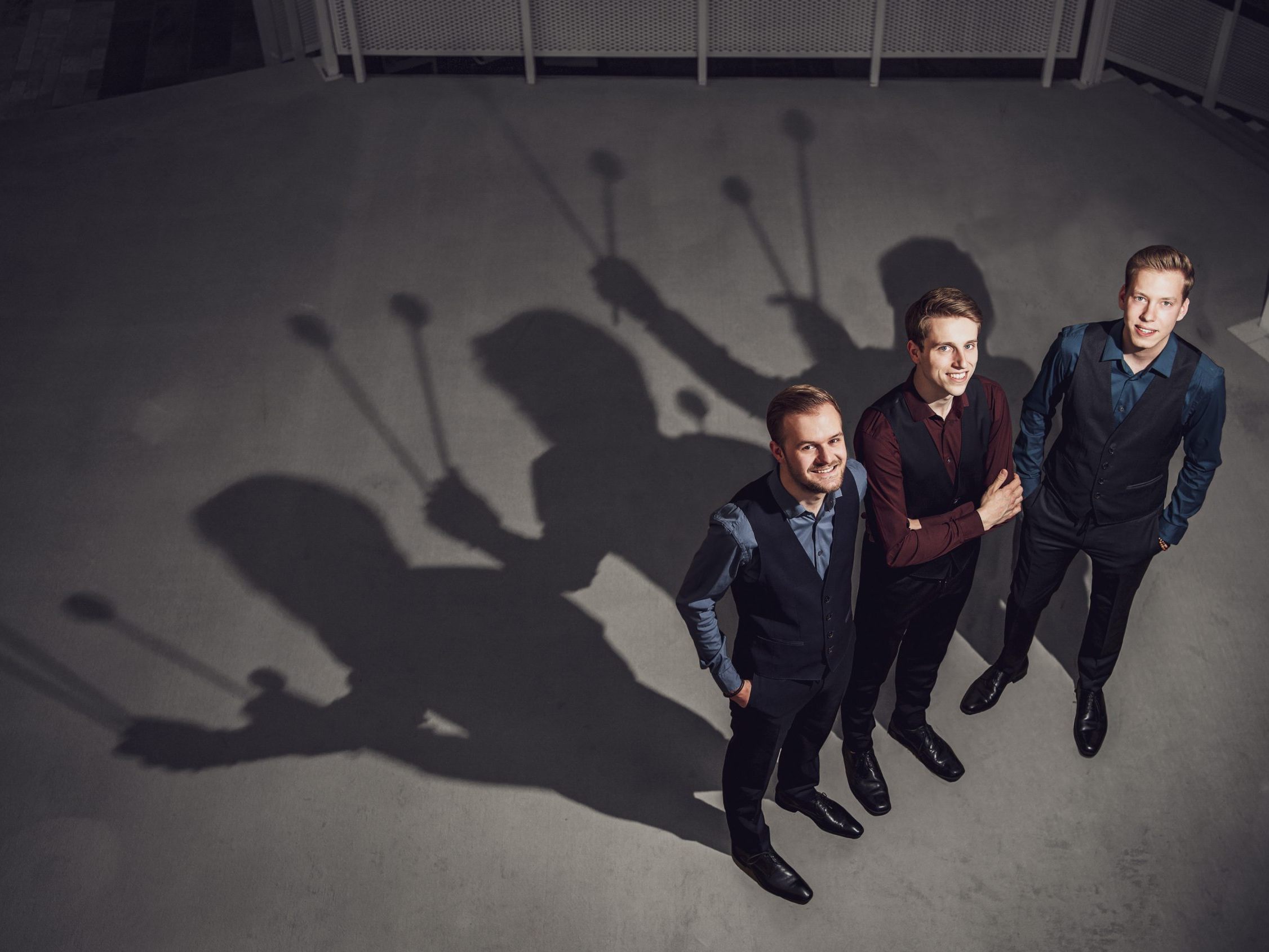Das preisgekrönte Ensemble „TrioColores“ stellt im Konzert „Schlag:artig i dr Stuba“ die Vielseitigkeit der Schlaginstrumente unter Beweis. Das preisgekrönte Ensemble „TrioColores“ stellt im Konzert „Schlag:artig i dr Stuba“ die Vielseitigkeit der Schlaginstrumente unter Beweis.