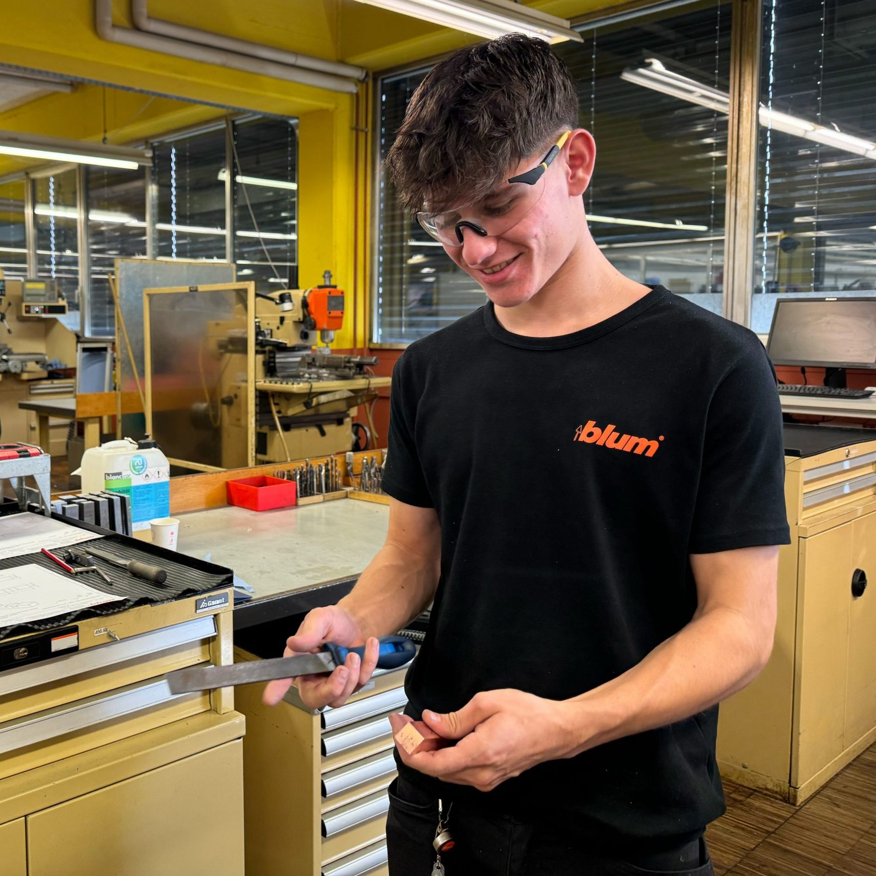 Noah Vetter hat im September seine Lehre bei Blum gestartet. Das Arbeiten macht ihm Spaß.