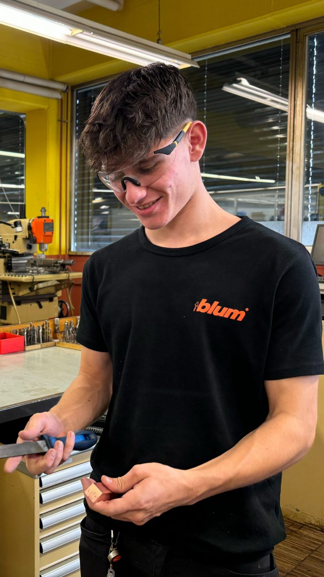 Noah Vetter hat im September seine Lehre bei Blum gestartet. Das Arbeiten macht ihm Spaß.