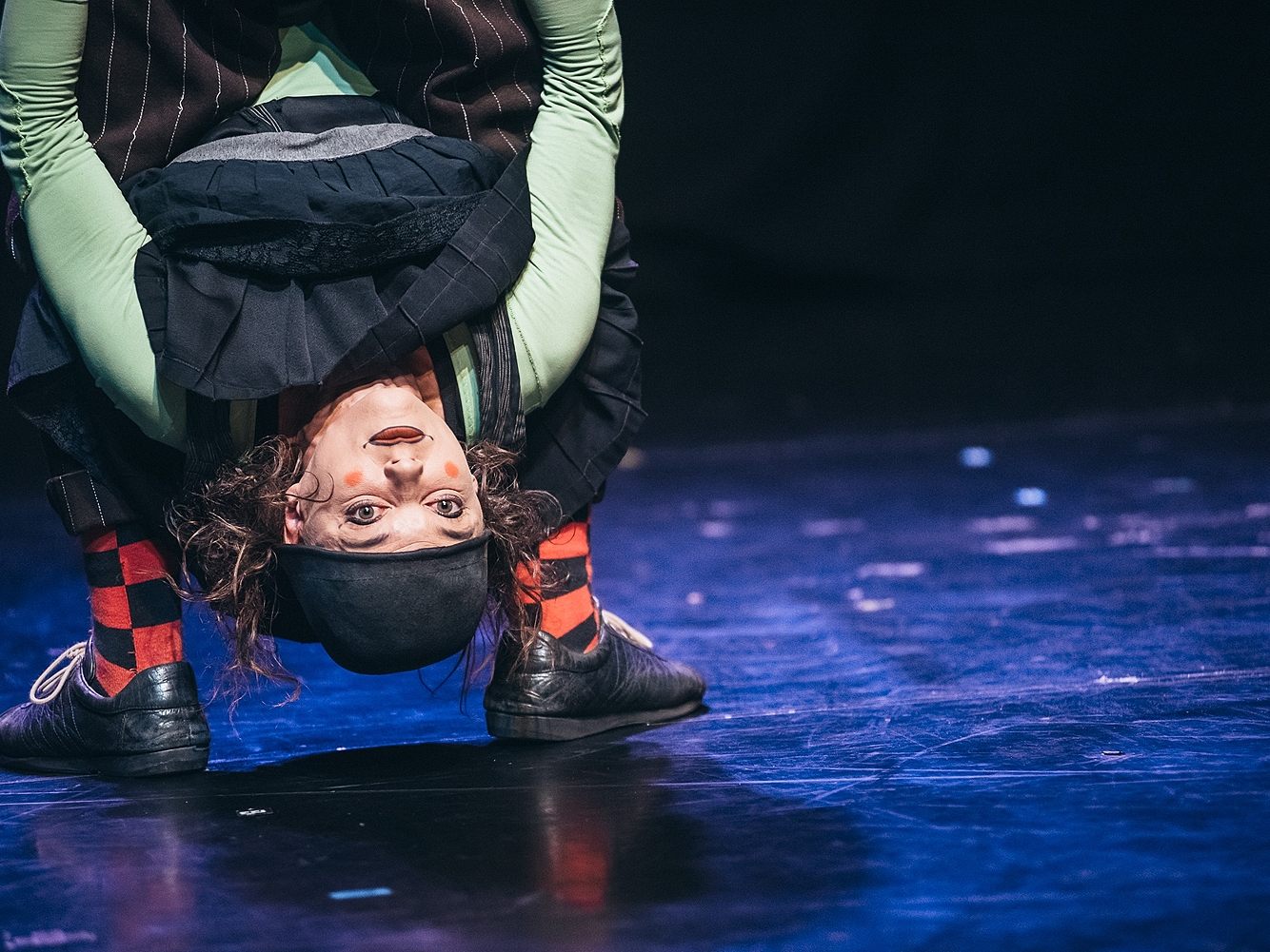 Pss Pss ist eine zeitlose Performance, die die Figur des Clowns auf subtile Weise neu erfindet. Pss Pss ist eine zeitlose Performance, die die Figur des Clowns auf subtile Weise neu erfindet.