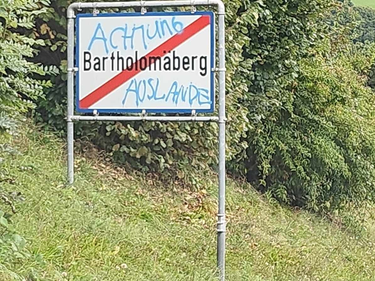 In mehreren Gemeinden wurden Ortstafeln beschmiert.