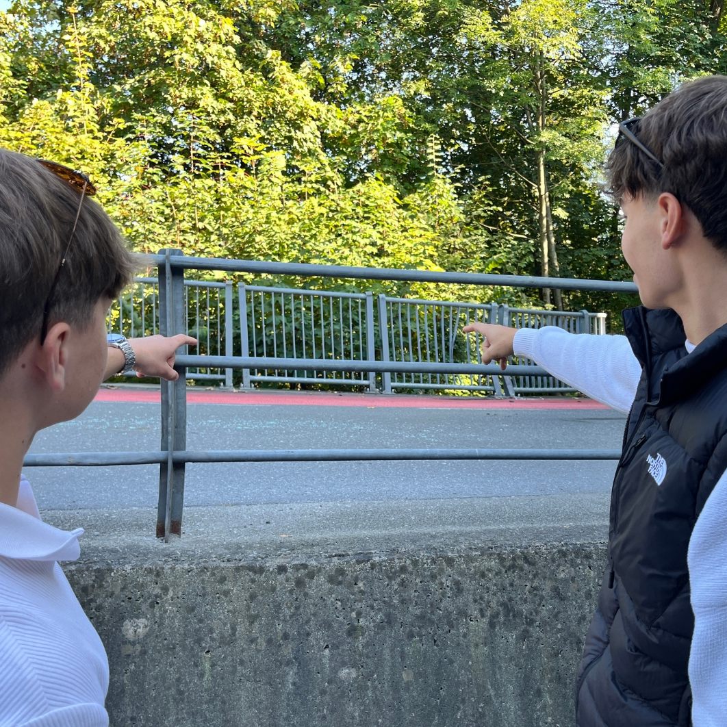 Jegors und Tian haben gesehen, wie der Bus ins Geländer krachte.