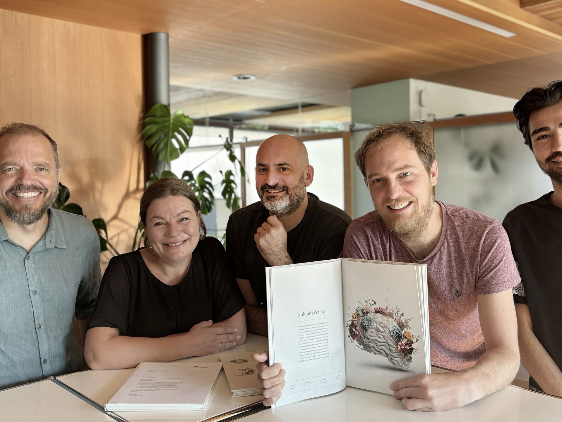 Das Team von die3 freut sich über den renommierten Red Dot Award 2024. Im Bild (von links): Mario Lorenz, Petra Lorenz-Grass, Sascha Grabherr, Alex Welzenbach und Yaser Sharifi. Das Team von die3 freut sich über den renommierten Red Dot Award 2024. Im Bild (von links): Mario Lorenz, Petra Lorenz-Grass, Sascha Grabherr, Alex Welzenbach und Yaser Sharifi.
