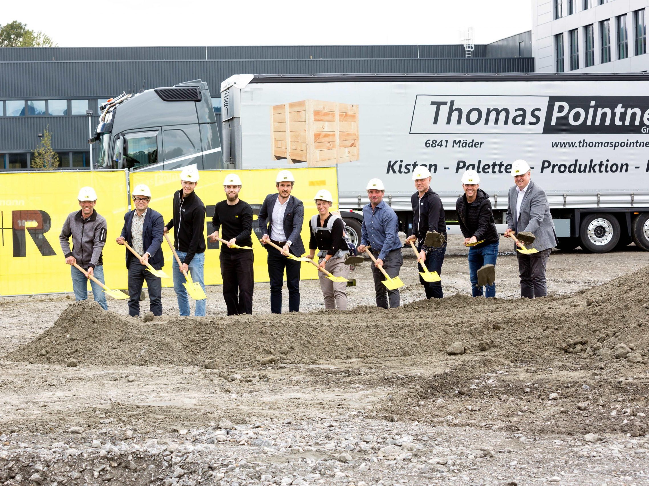 Gemeinsam mit den Mitarbeiterinnen und Mitarbeitern feierten Bauherr, Architekt, Planer und Generalunternehmer sowie Bürgermeister Daniel Schuster den Spatenstich für die Erweiterung des Firmenstandorts in Mäder. Gemeinsam mit den Mitarbeiterinnen und Mitarbeitern feierten Bauherr, Architekt, Planer und Generalunternehmer sowie Bürgermeister Daniel Schuster den Spatenstich für die Erweiterung des Firmenstandorts in Mäder.