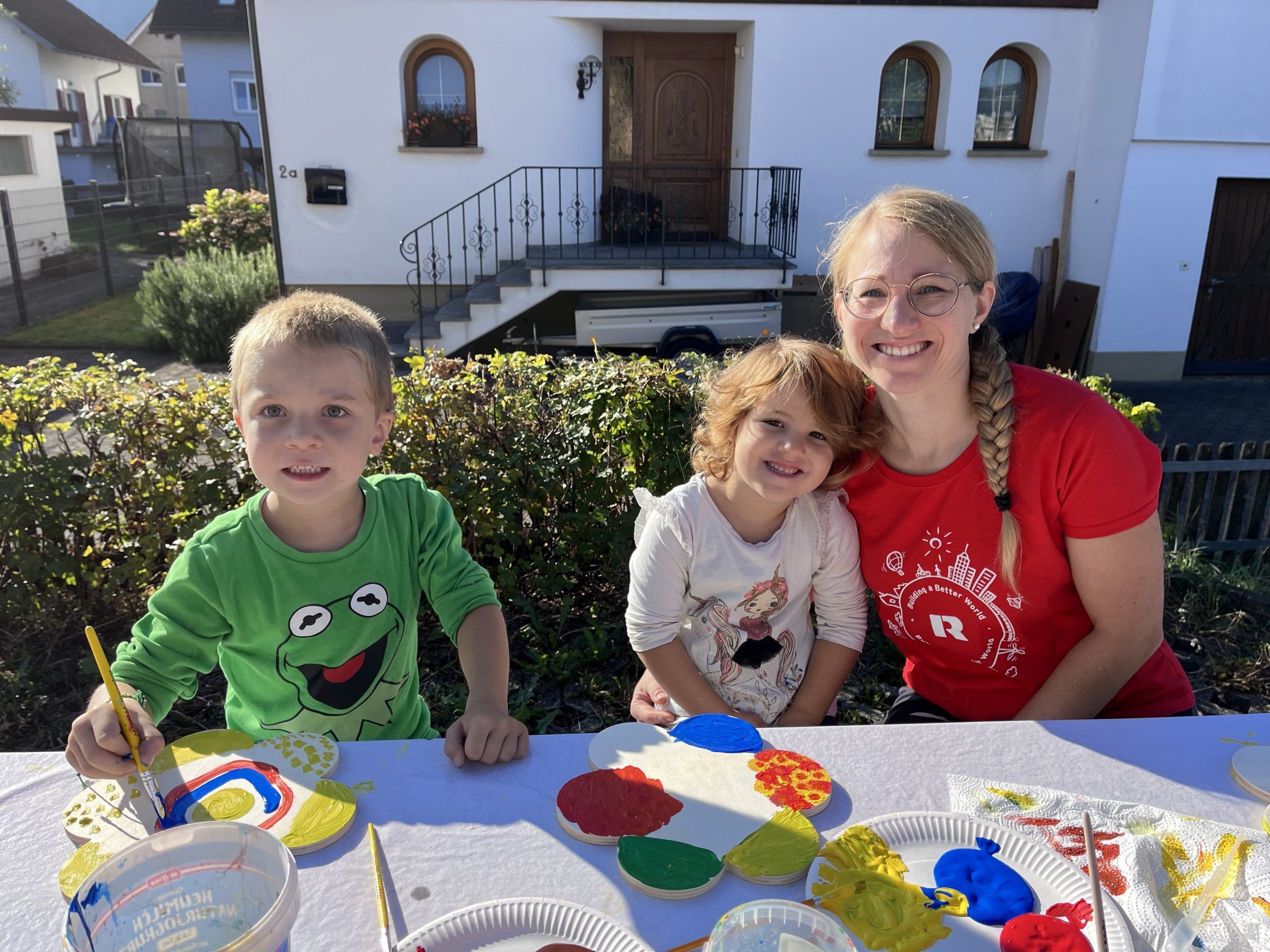 Die Schulfamilie Mittelfeld hat mit ihrer Verschönerungsaktion einmal mehr bewiesen, was mit Zusammenhalt und Engagement alles möglich ist. Die Schulfamilie Mittelfeld hat mit ihrer Verschönerungsaktion einmal mehr bewiesen, was mit Zusammenhalt und Engagement alles möglich ist.