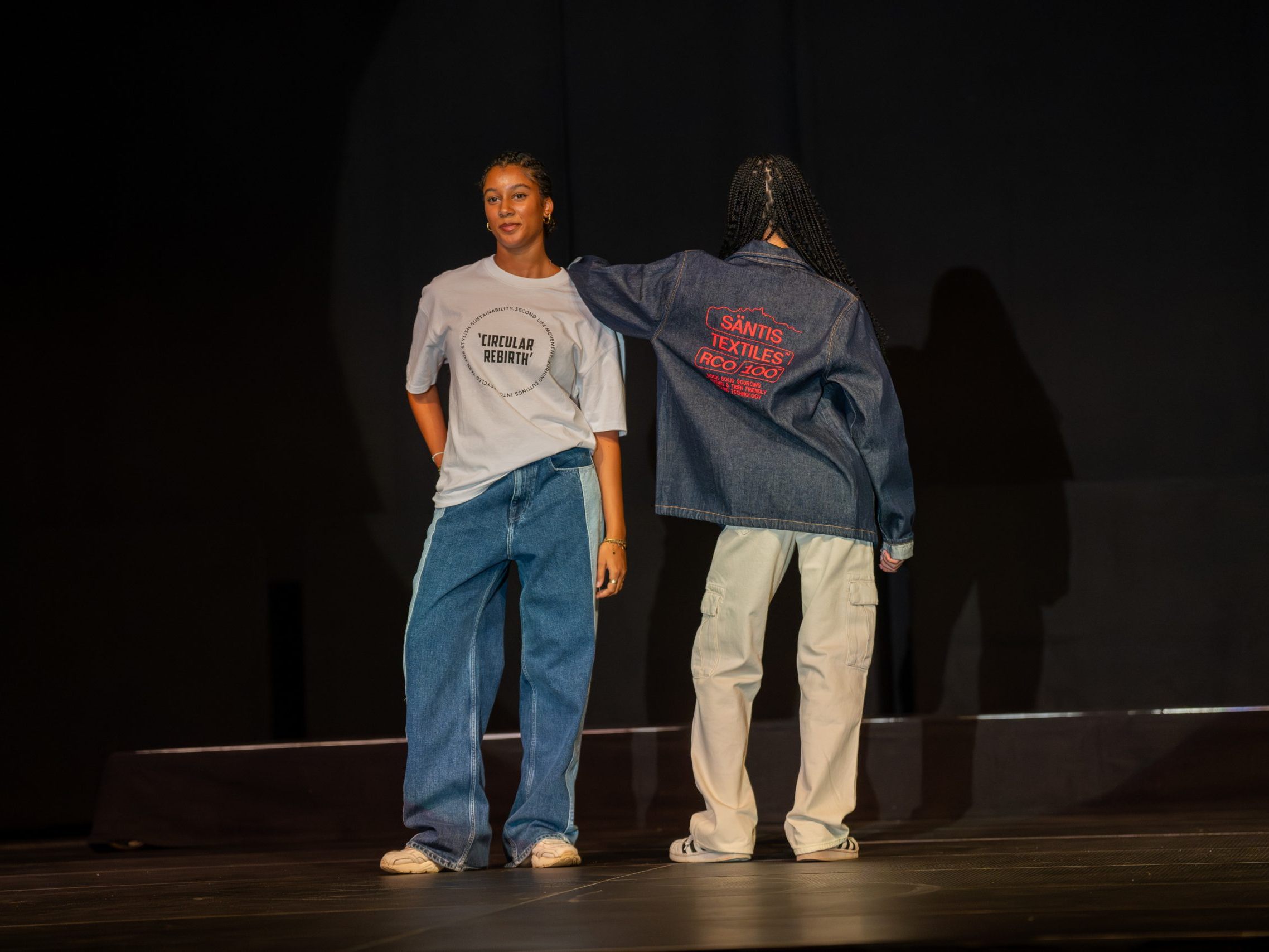 Jemima und Lavinia präsentierten zwei Jeans-Outfits der Firma Säntis Textiles. Jemima und Lavinia präsentierten zwei Jeans-Outfits der Firma Säntis Textiles.
