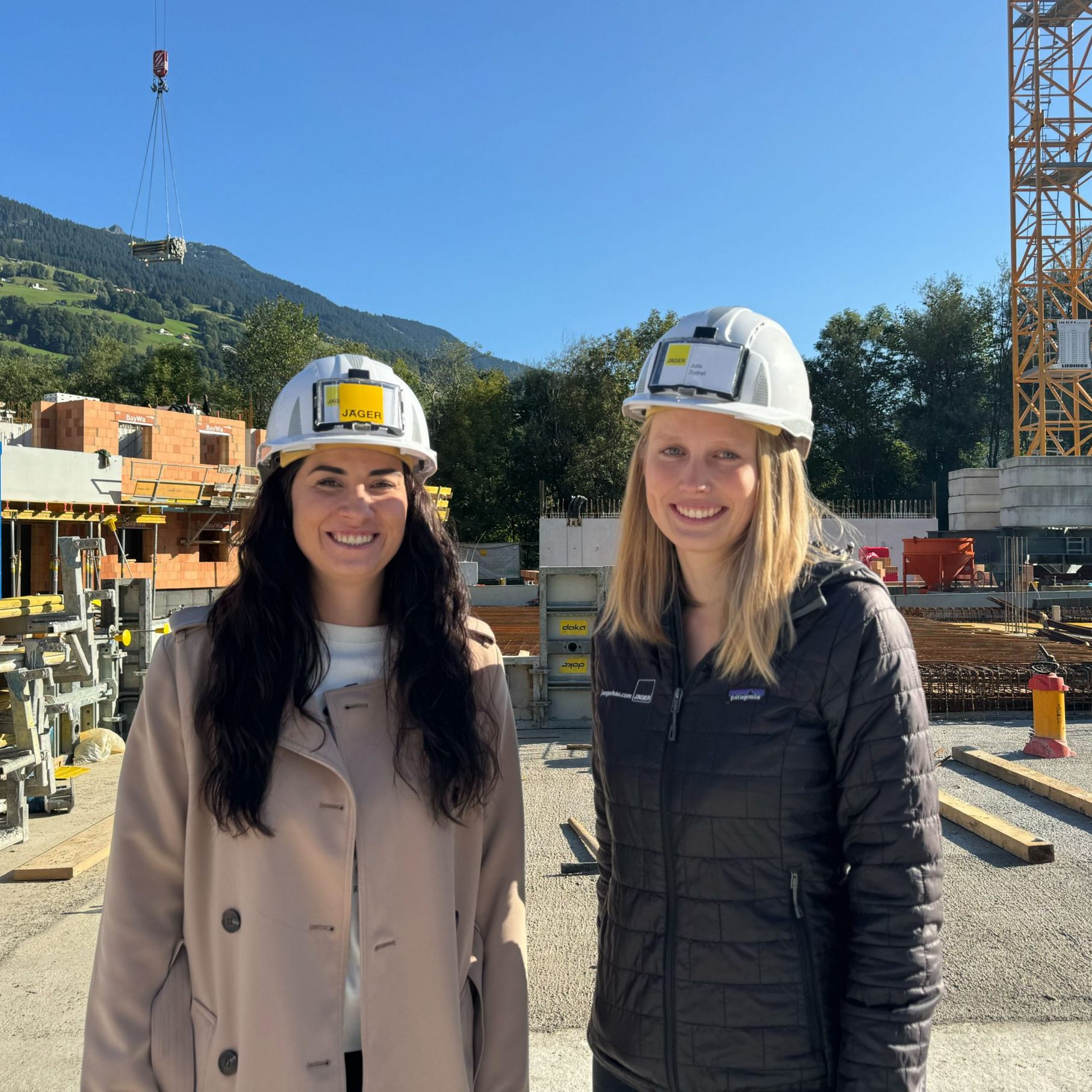 v.l.: Ramona Rudigier und Julia Zudrell auf der Baustelle des Wohnparks Gardenga in Tschagguns.