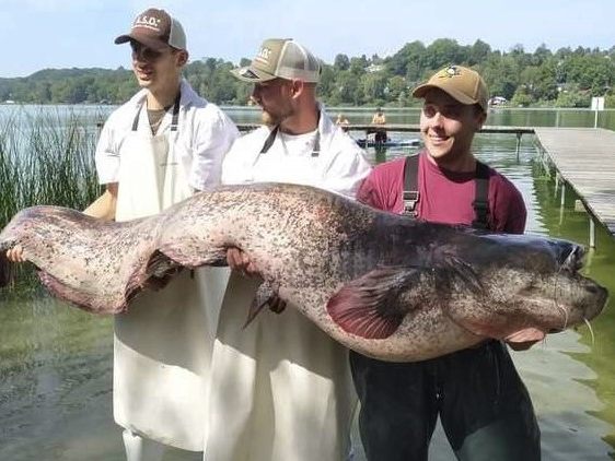 David Grundei und Vitus Schneider mit dem stolzen Angler Tim Kosian.