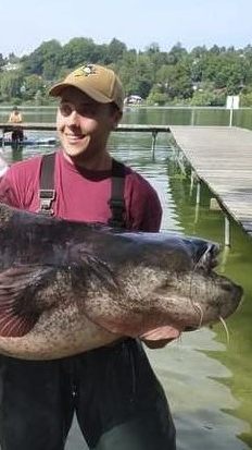 David Grundei und Vitus Schneider mit dem stolzen Angler Tim Kosian.