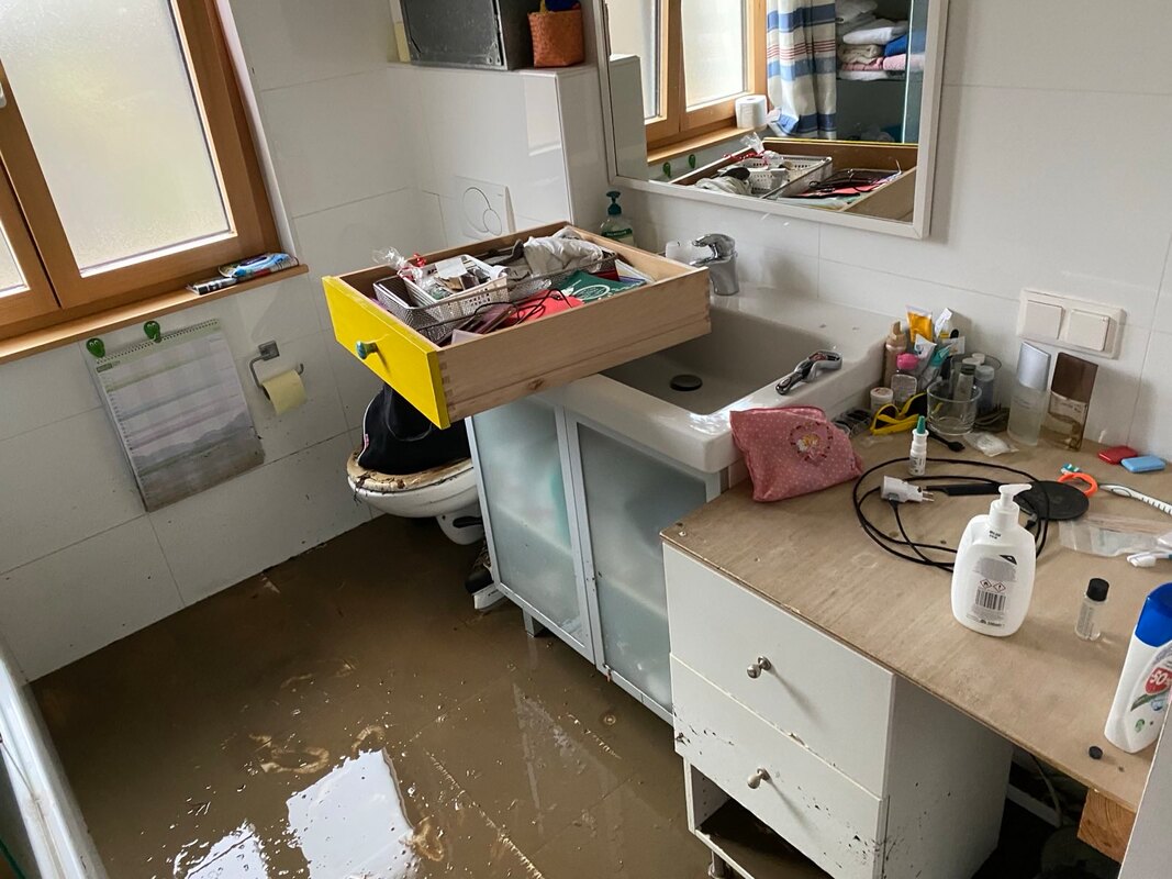 Auch das Badezimmer steht unter Wasser. Auch das Badezimmer steht unter Wasser.