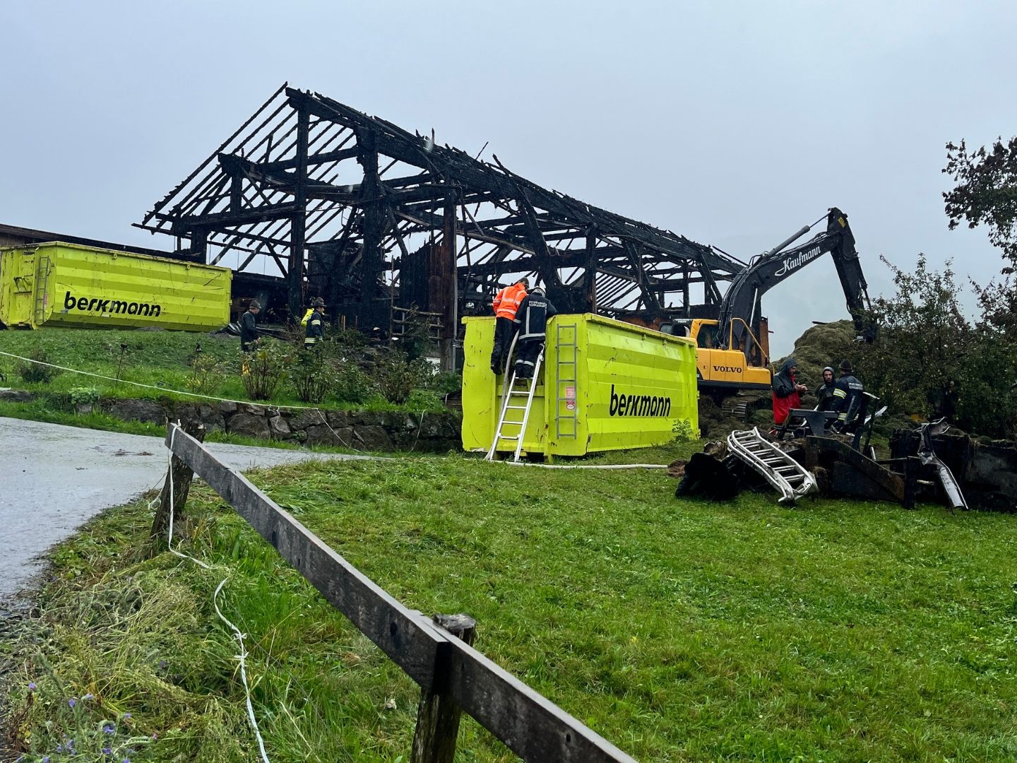 Die Bilder vom Tag danach machen das Ausmaß des Brandes deutlich. Die Bilder vom Tag danach machen das Ausmaß des Brandes deutlich.