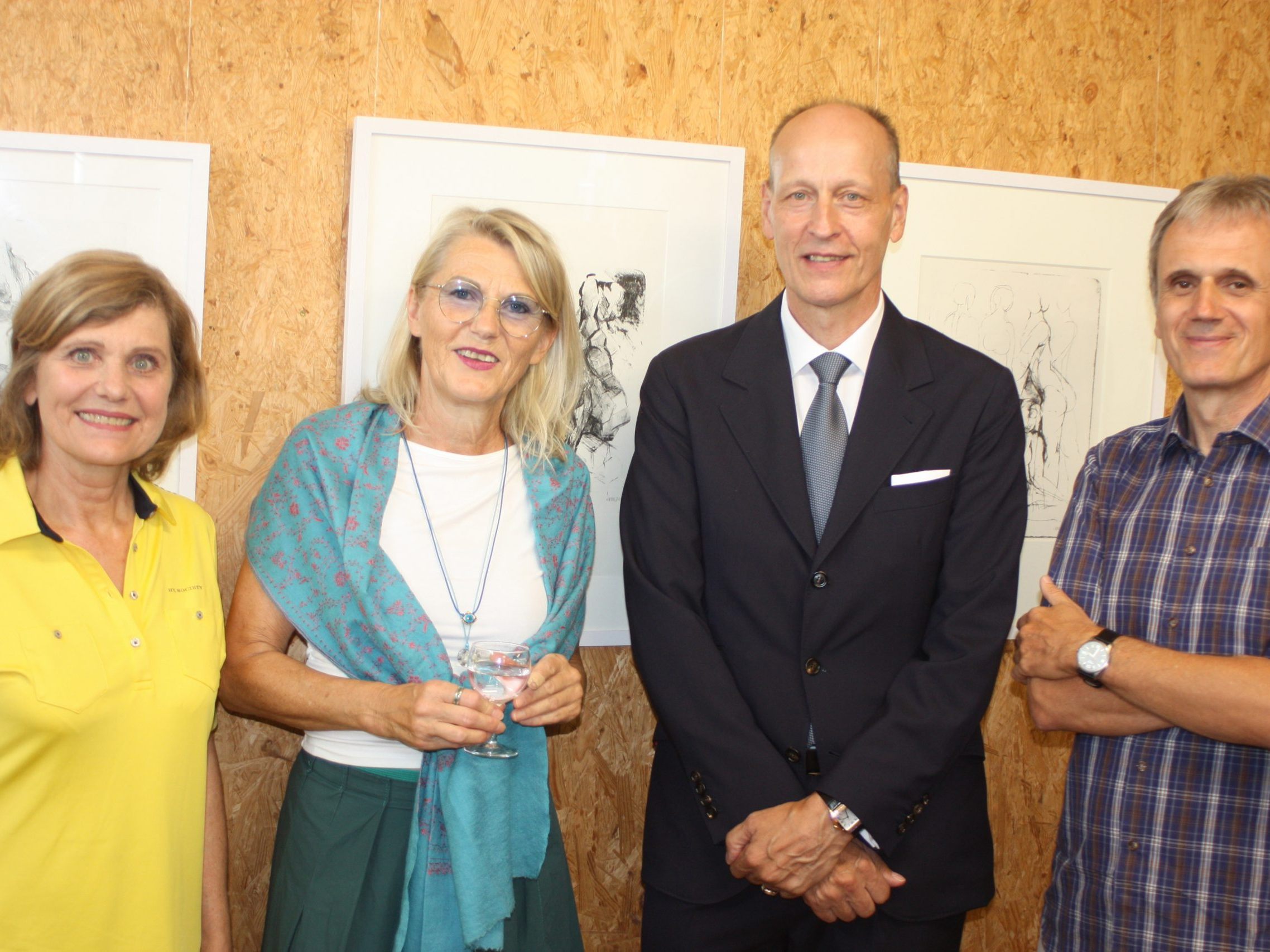 Landesstatthalterin Barbara Schöbi-Fink (l.) und Initiator Markus Gell (r.) mit Herbert Scheriau und einer Verwandtin von Herbert Albrecht bei der Ausstellung im Hause Gell.