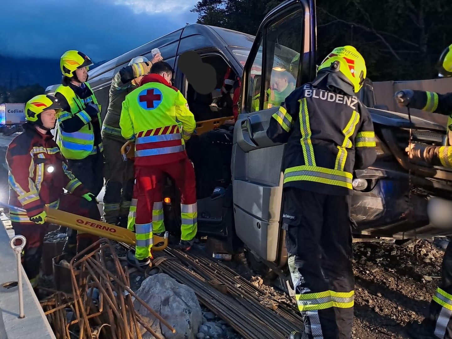 Die Feuerwehr Bludenz konnte acht Personen aus dem Fahrzeug befreien.