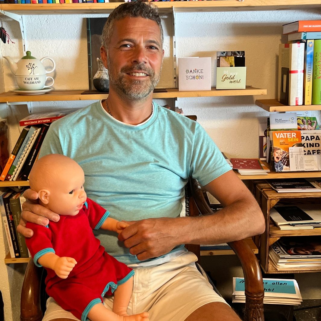 Bernhard Dünser ist Männercoach und bietet Kurse zum Thema "VaterWerden" an.