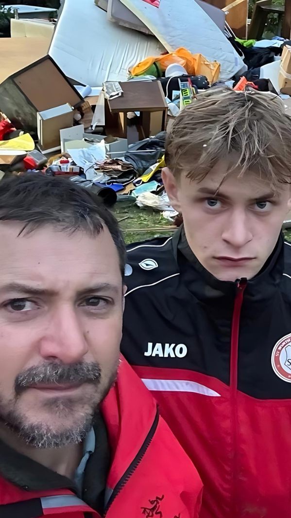 Wolfgang und seine Familie stehen vor den Trümmern ihres Zuhauses, das durch das verheerende Hochwasser zerstört wurde.