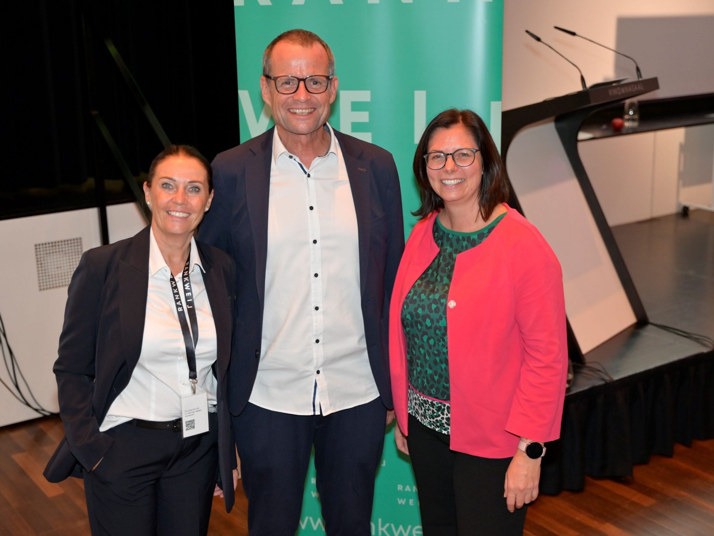 Karolin Frei (GF Gemeindemarketing Rankweil GmbH) und Bürgermeisterin Katharina Wöß-Krall mit dem Gastredner des Abends, Psychotherapeut Bertram Strolz.