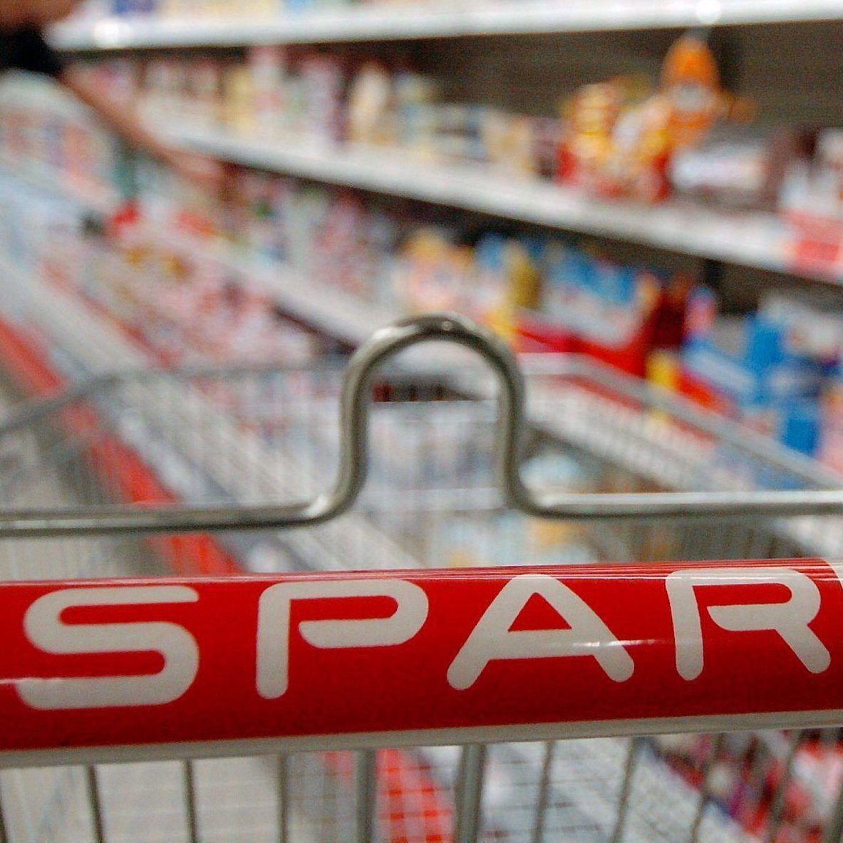 Die Milchbauern der NÖM rufen einen Lieferstopp bei Spar aus.