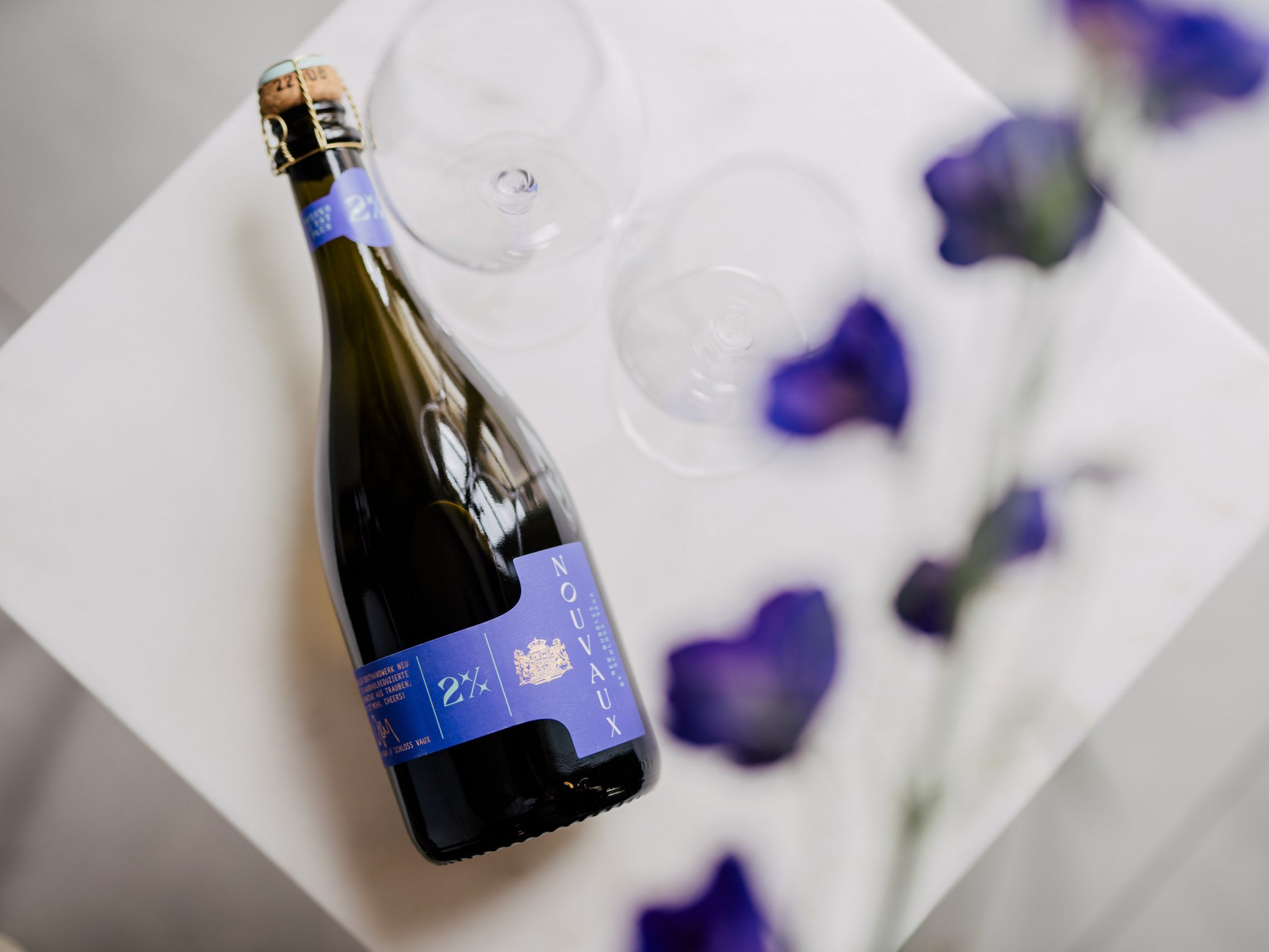 Mit Nouvaux wagt Schloss VAUX den Drahtseilakt zwischen Alkoholfrei und Sekt aus traditioneller Flaschengärung.