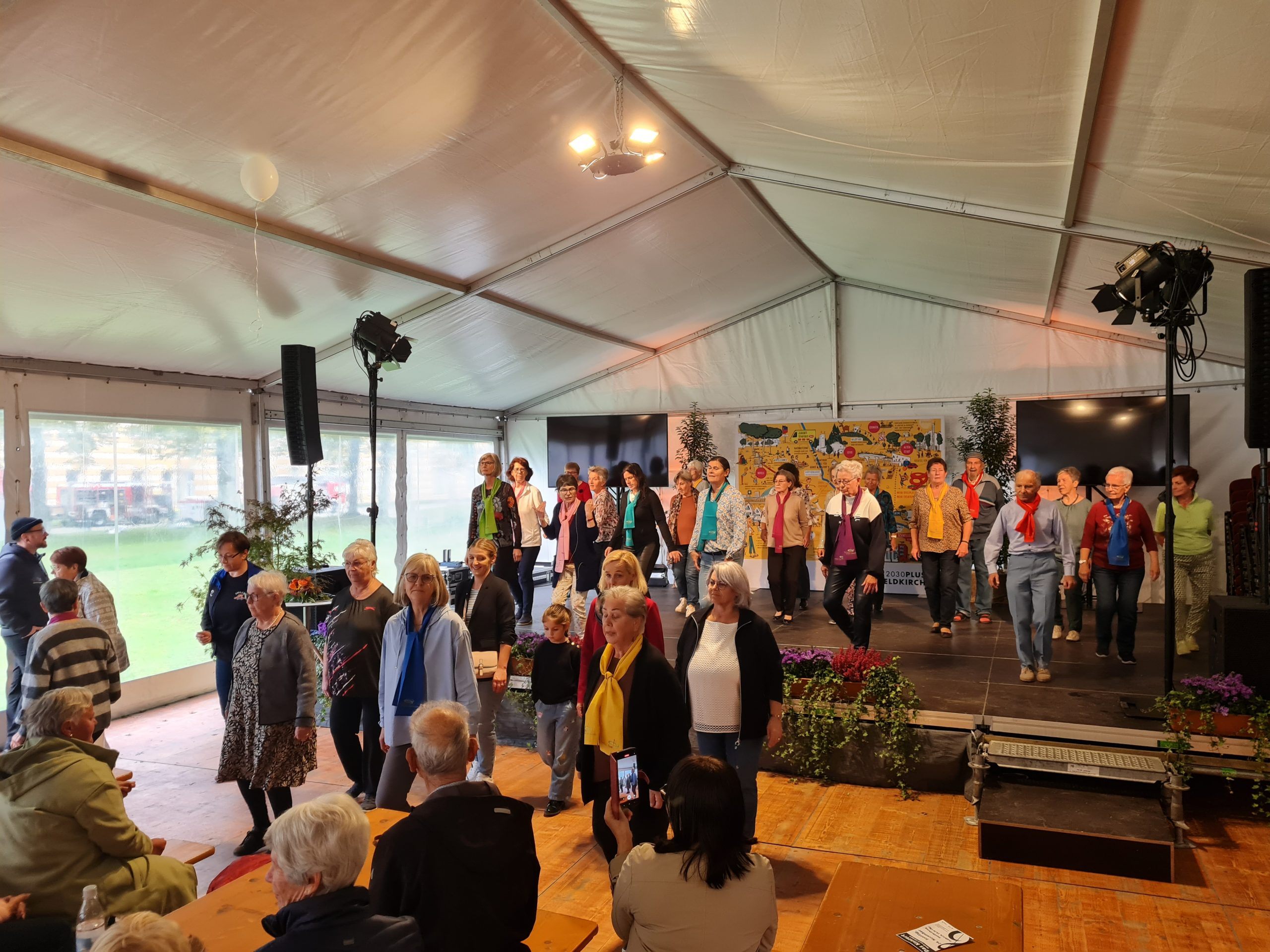 Tanzfreudige machen mit beim Linedance Elvira. Tanzfreudige machen mit beim Linedance Elvira.