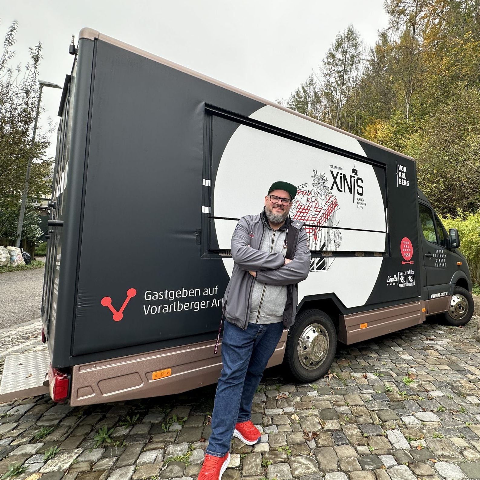 Mike Pansi vor seinem Foodtruck. Dieser steht nun zum Verkauf.