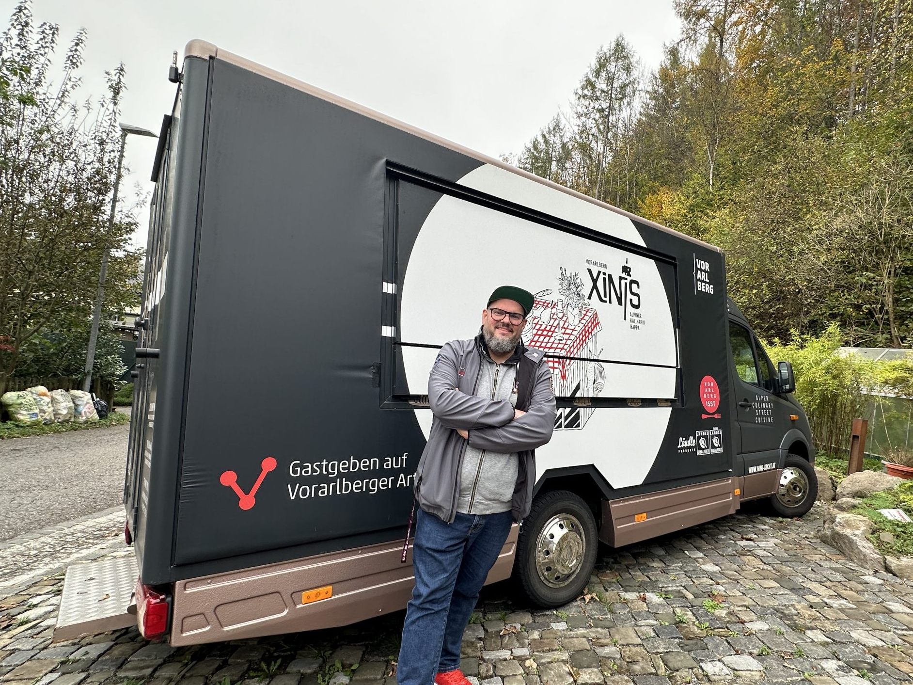 Mike Pansi vor seinem Foodtruck. Dieser steht nun zum Verkauf.