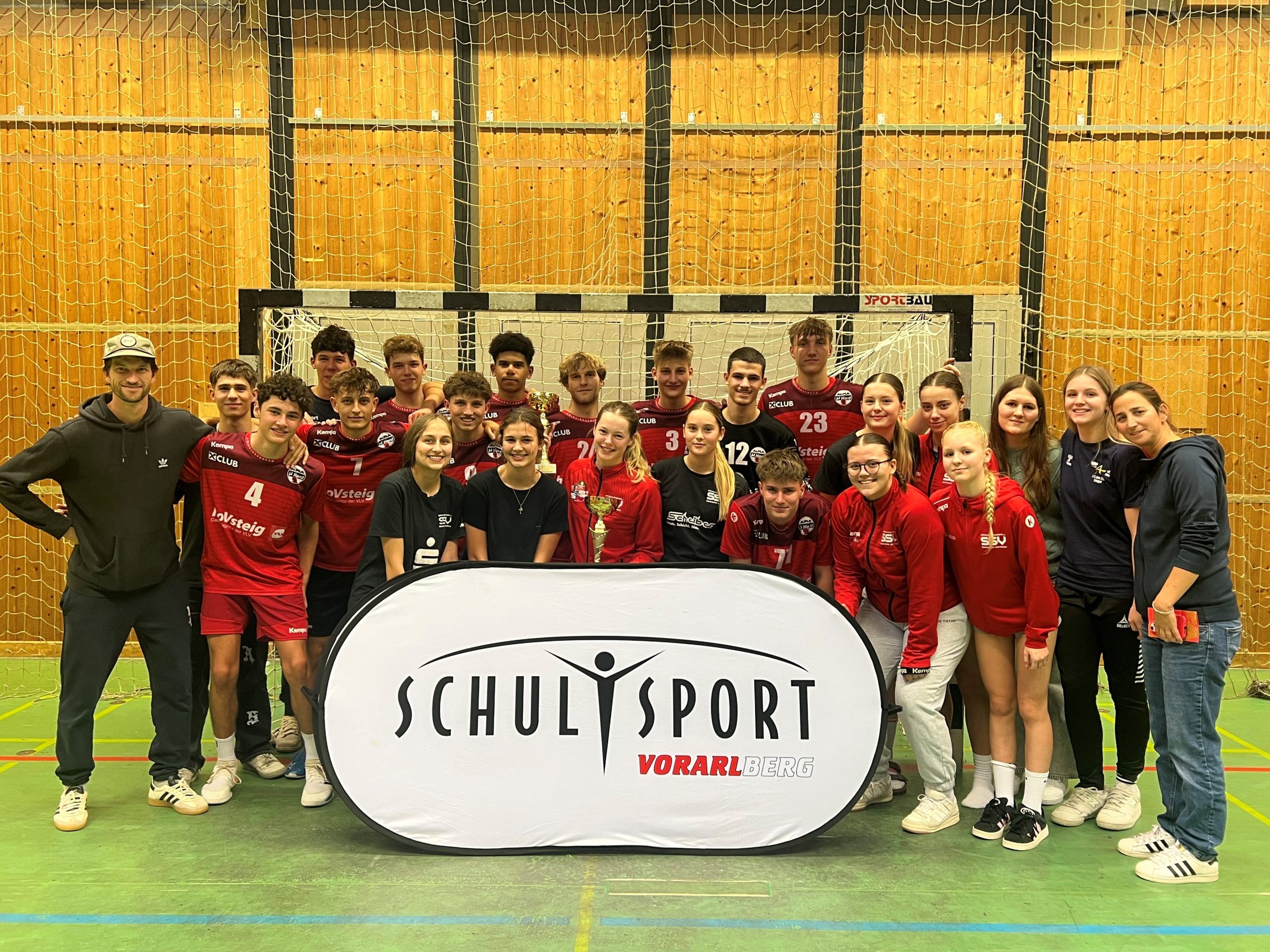 Die HAK/HAS Bregenz Handballerinnen und -handballer zeigten wieder starke Leistungen bei den Schulolympics und werden Vorarlberg bei den Bundesmeisterschaften vertreten. Die HAK/HAS Bregenz Handballerinnen und -handballer zeigten wieder starke Leistungen bei den Schulolympics und werden Vorarlberg bei den Bundesmeisterschaften vertreten.