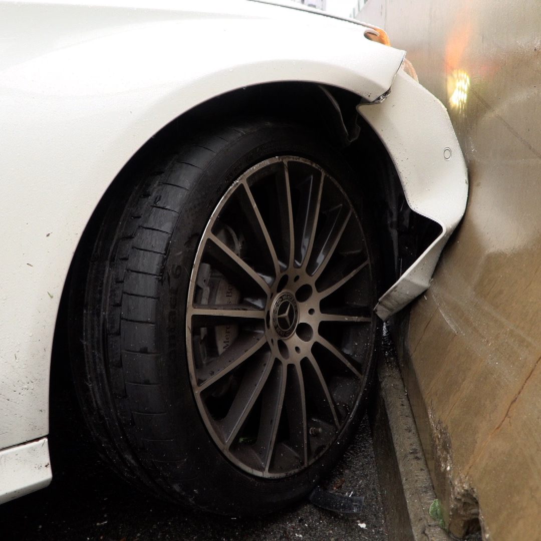 Verkehrsunfall auf der A14: Mercedes gegen Betonwand geschleudert