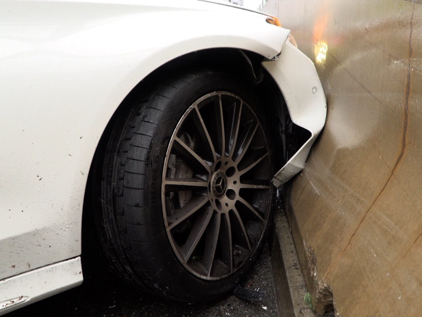 Verkehrsunfall auf der A14: Mercedes gegen Betonwand geschleudert Verkehrsunfall auf der A14: Mercedes gegen Betonwand geschleudert