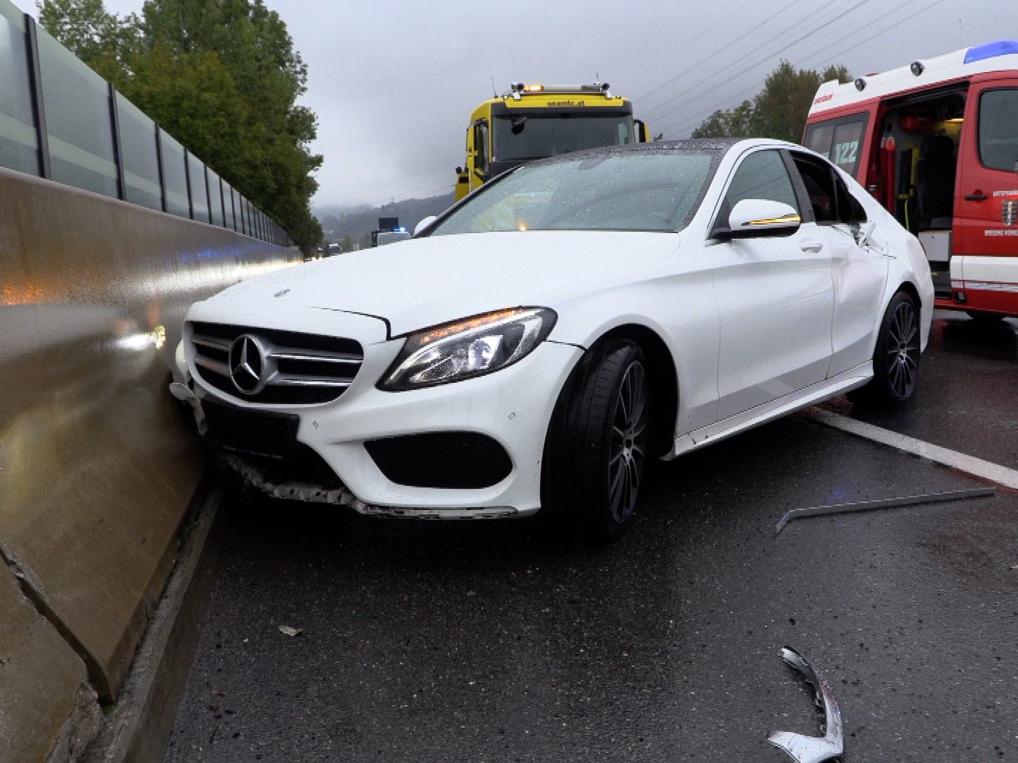 Aquaplaning: Pkw gegen Betonwand geschleudert Aquaplaning: Pkw gegen Betonwand geschleudert