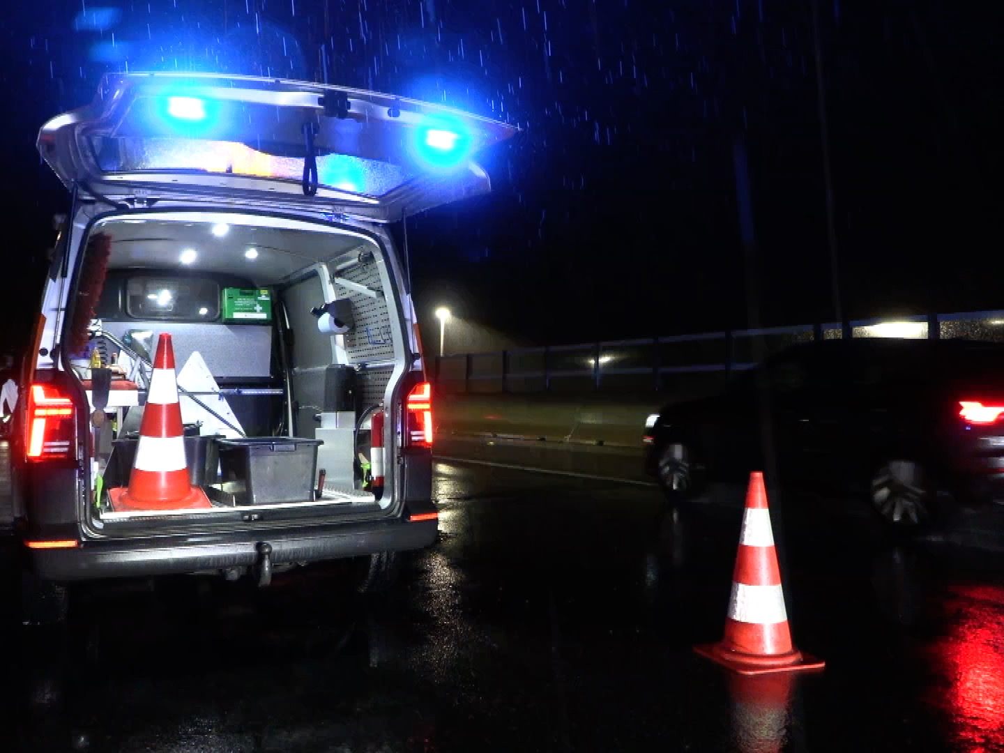 Am Dienstagabend kam es erneut zu einem Unfall aufgrund von Aquaplaning.