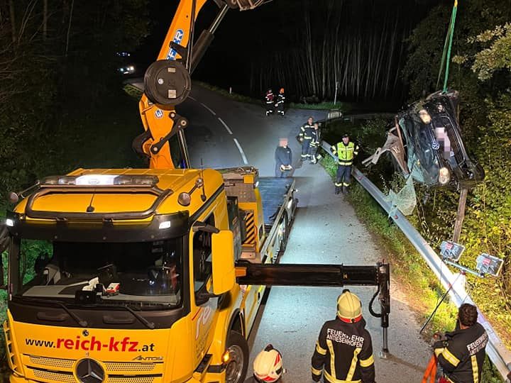 Zwei Personen wurden bei dem Unfall im Fahrzeug eingeklemmt. Zwei Personen wurden bei dem Unfall im Fahrzeug eingeklemmt.