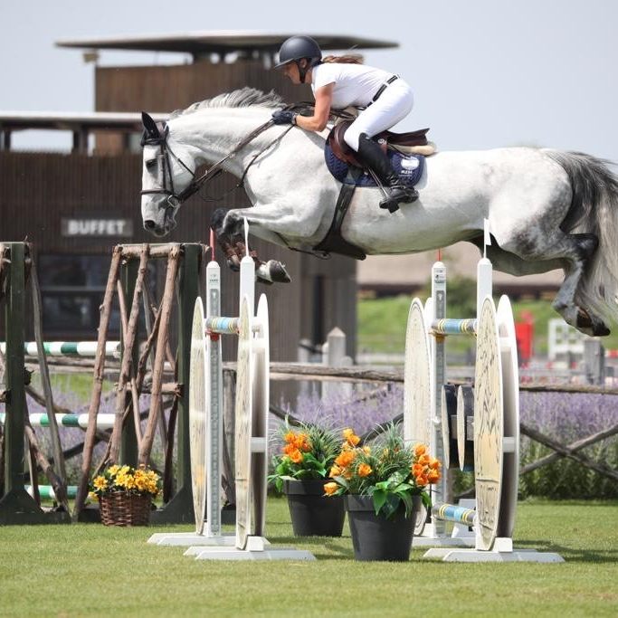 Die Rankweilerin Bianca Rüscher ist als Profi im Springreiten unterwegs.