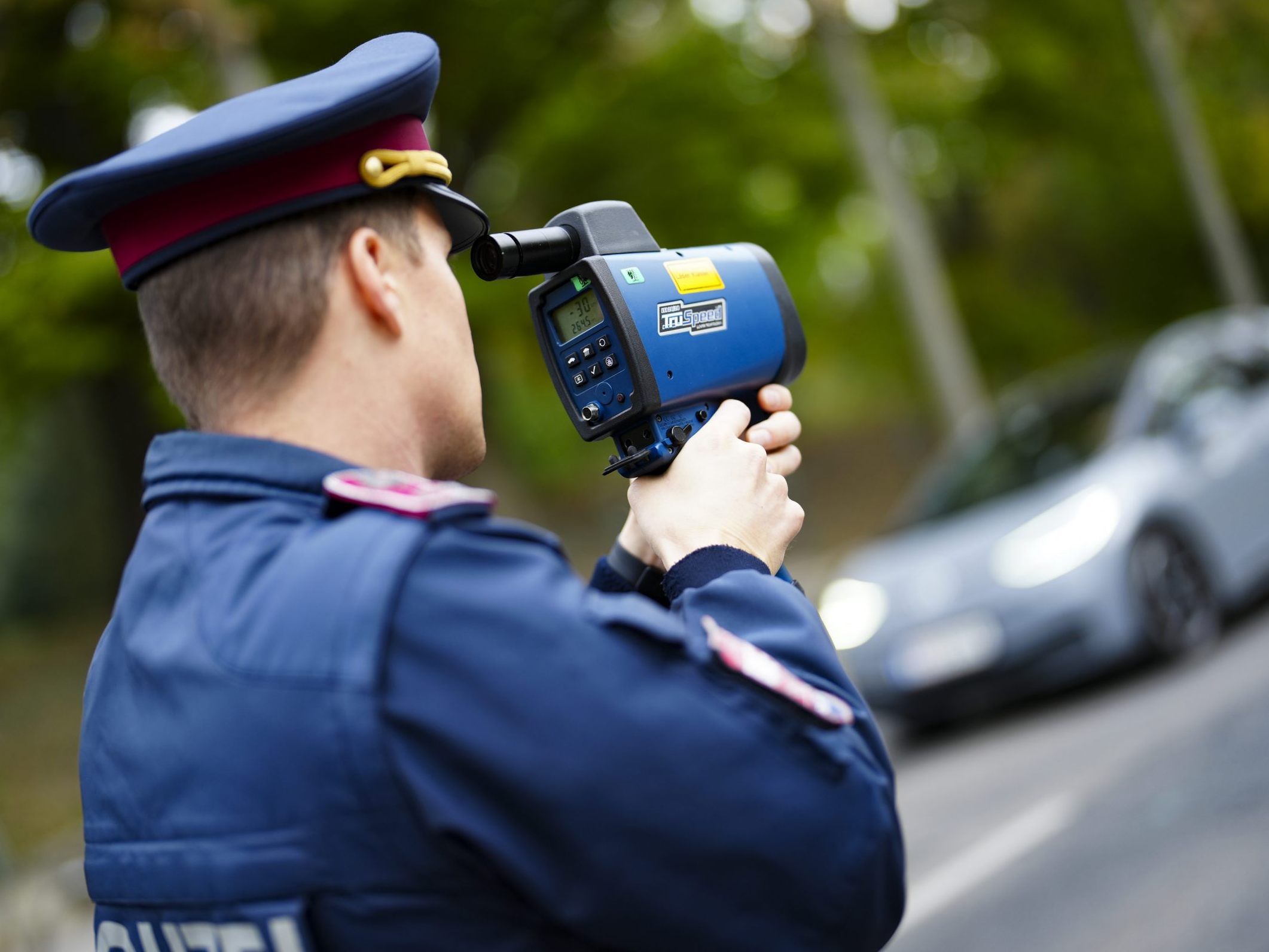 Ein 18-Jähriger raste mit 161 km/h über eine Bundesstraße in Niederösterreich. Ein 18-Jähriger raste mit 161 km/h über eine Bundesstraße in Niederösterreich.