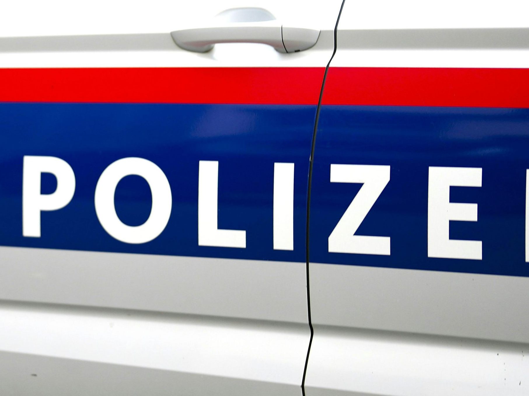 Bei den fünf Tatverdächtigen fanden die Beamten auch Diebesgut, das den drei Opfern zugeordnet werden konnte. Bei den fünf Tatverdächtigen fanden die Beamten auch Diebesgut, das den drei Opfern zugeordnet werden konnte.