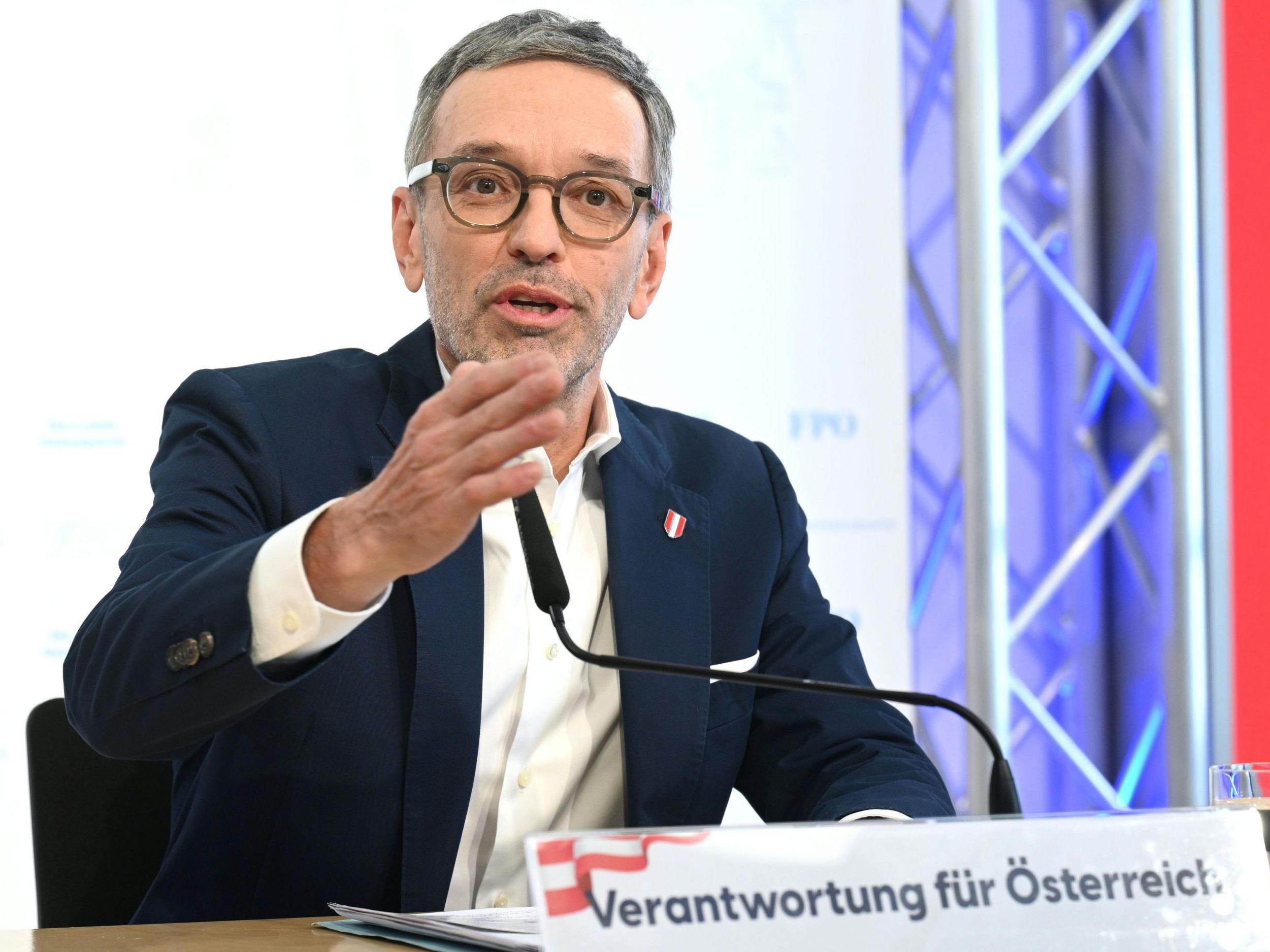 Wo sich die Parteichefs zusammensetzen werden, behielten sie für sich.